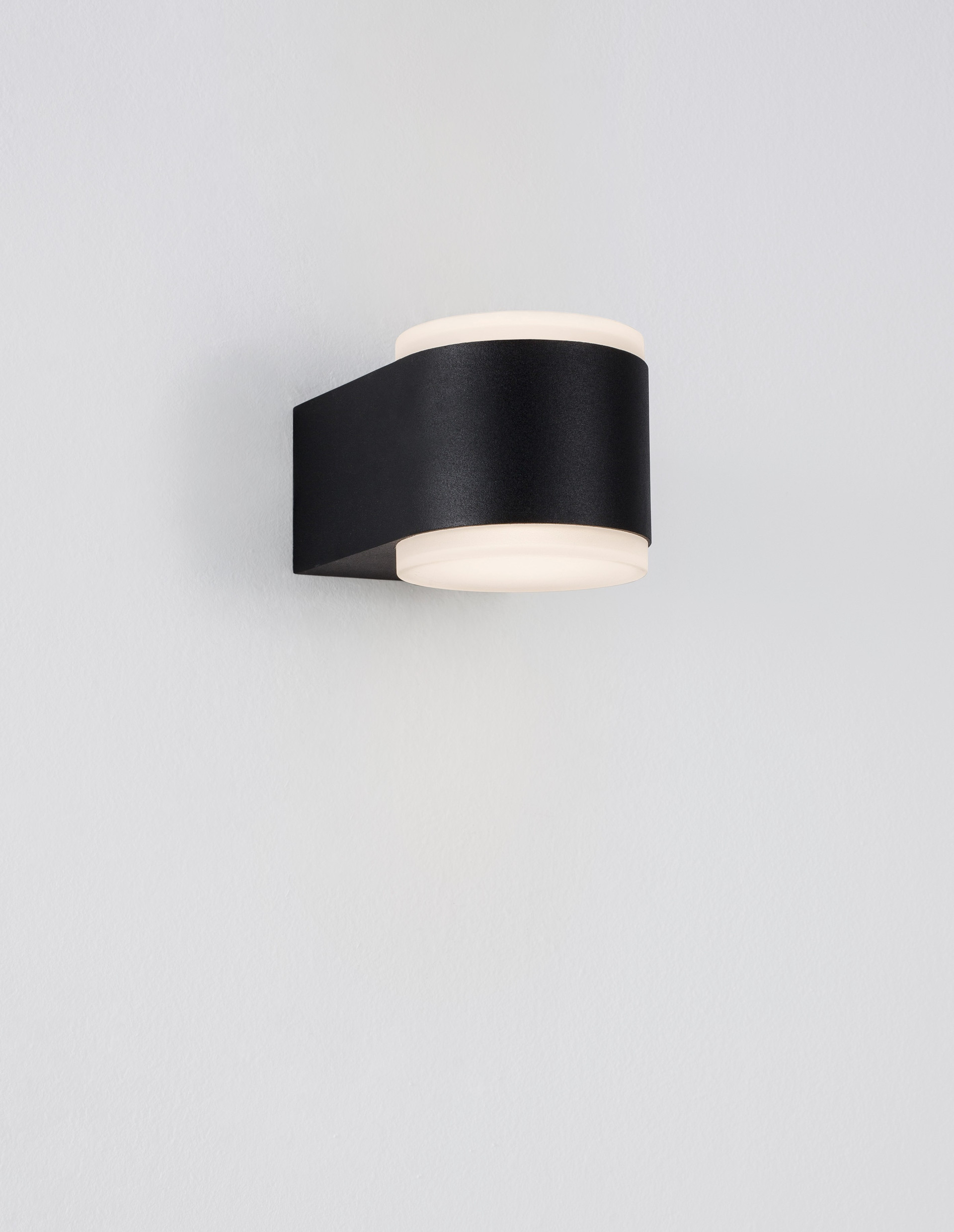 NUS | W 13.2 H 7.8 D 9 cm | 8 W | 3000 K | 943 lm | IP54 | Black | Aluminum