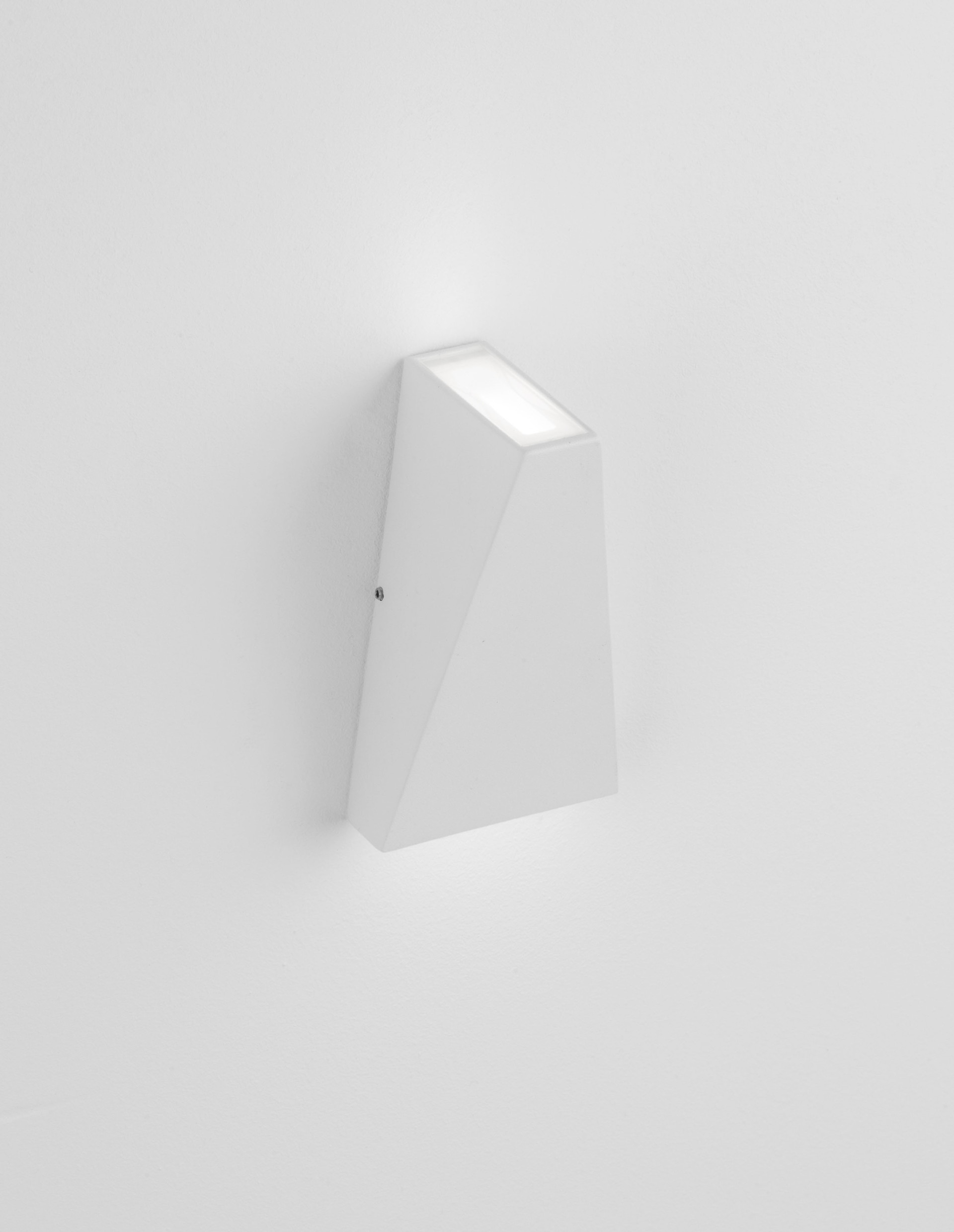 MILEY | L 7.4 W 7.4 H 13.6 cm | 7 W | 3000 K | 397 lm | IP54 | Weiß | Aluminium