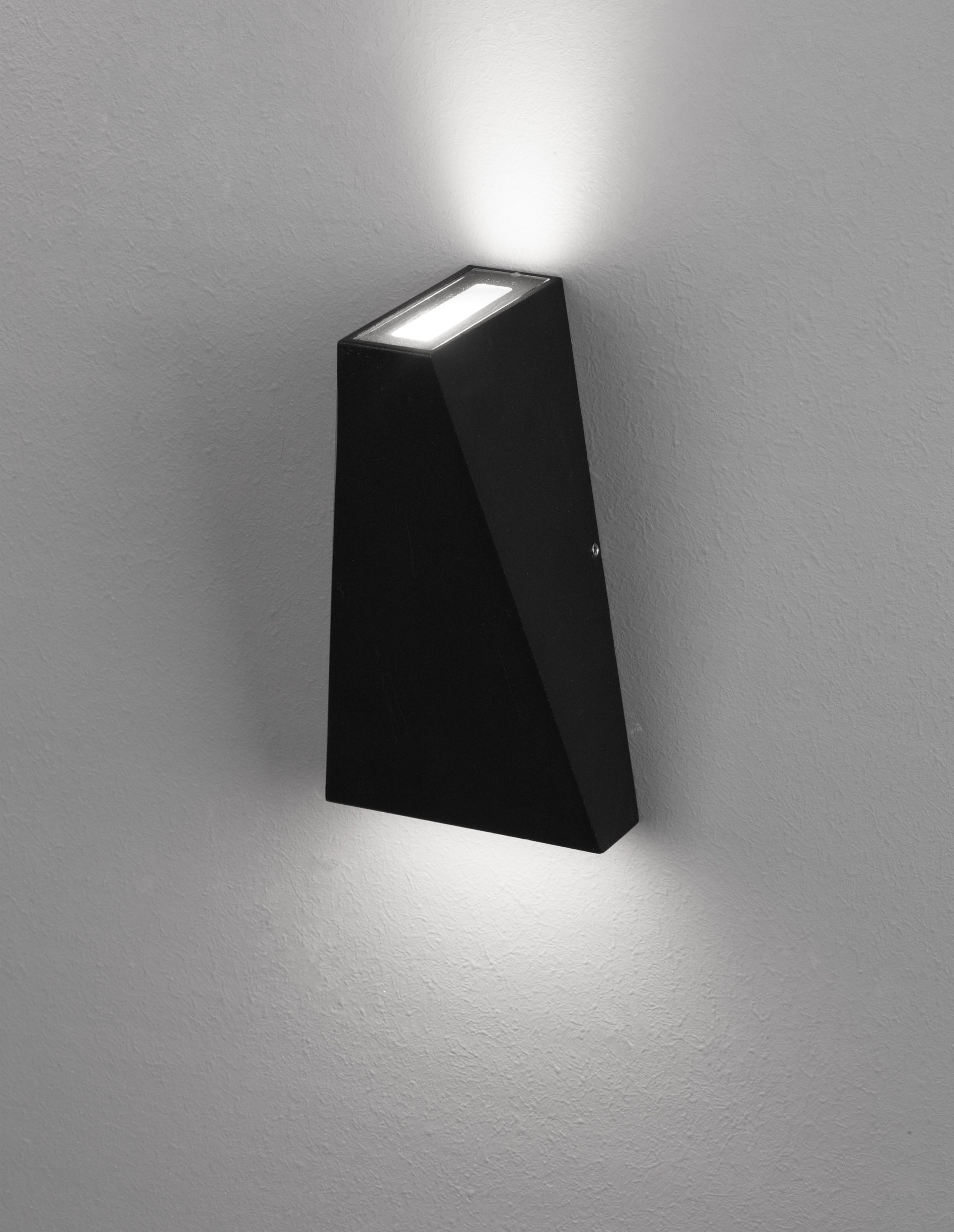 MILEY | L 7.4 W 7.4 H 13.6 cm | 7 W | 3000 K | 397 lm | IP54 | Schwarz | Aluminium