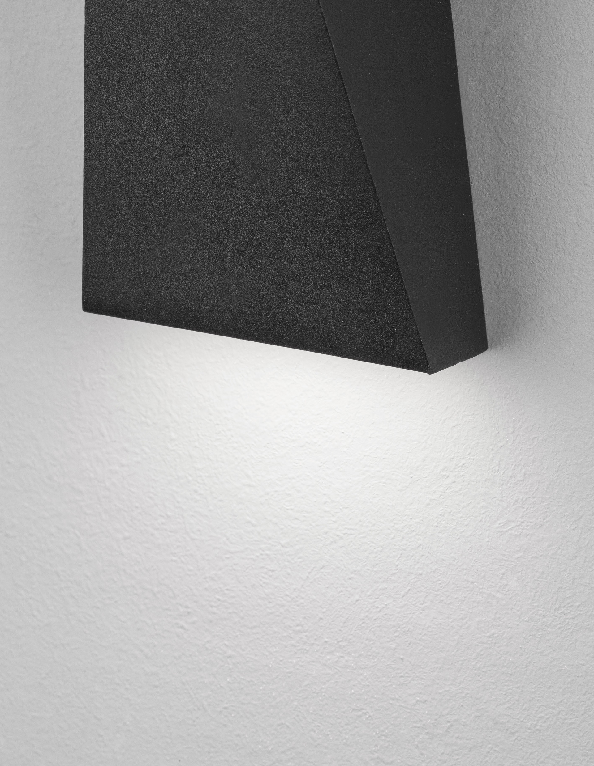 MILEY | L 7.4 W 7.4 H 13.6 cm | 7 W | 3000 K | 397 lm | IP54 | Schwarz | Aluminium