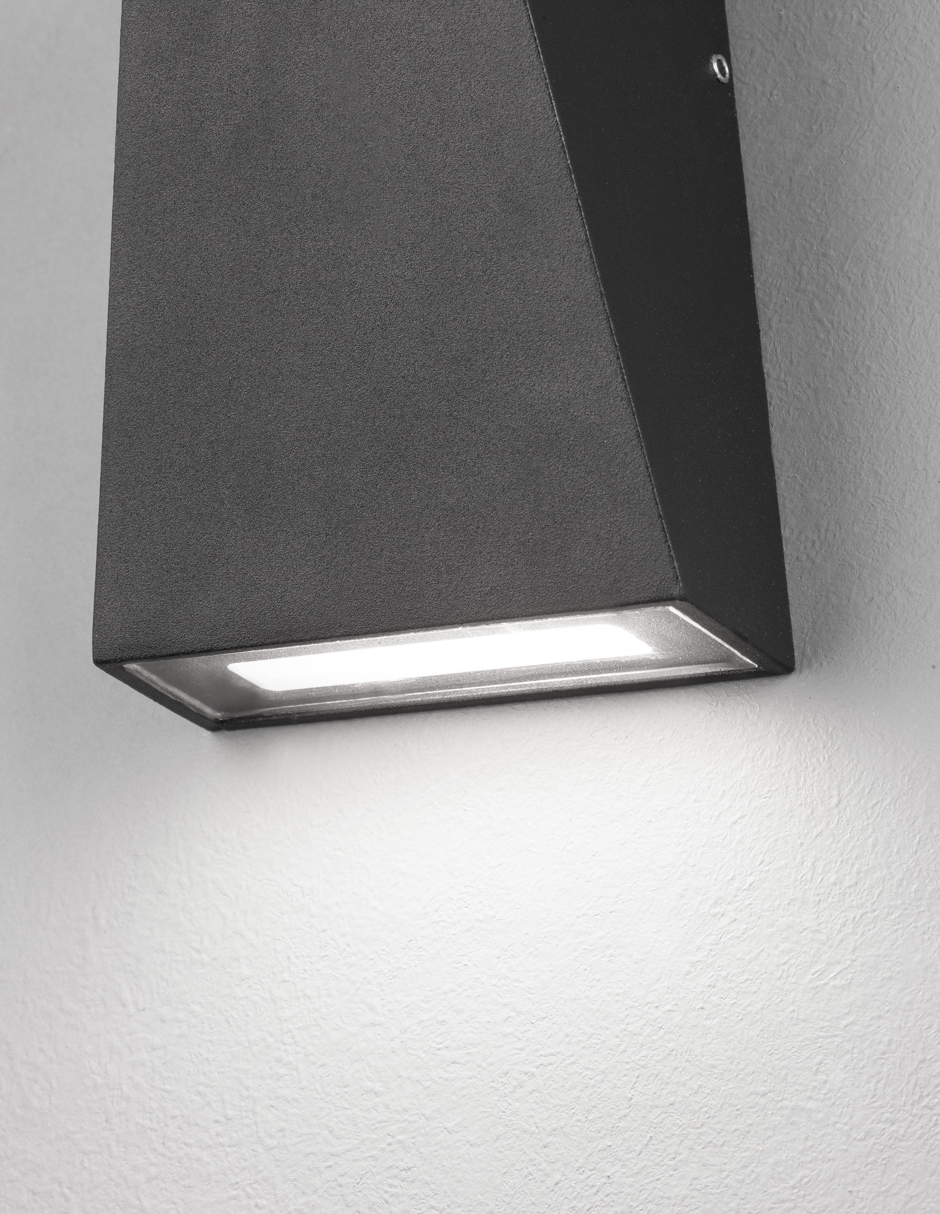 MILEY | L 7.4 W 7.4 H 13.6 cm | 7 W | 3000 K | 397 lm | IP54 | Schwarz | Aluminium
