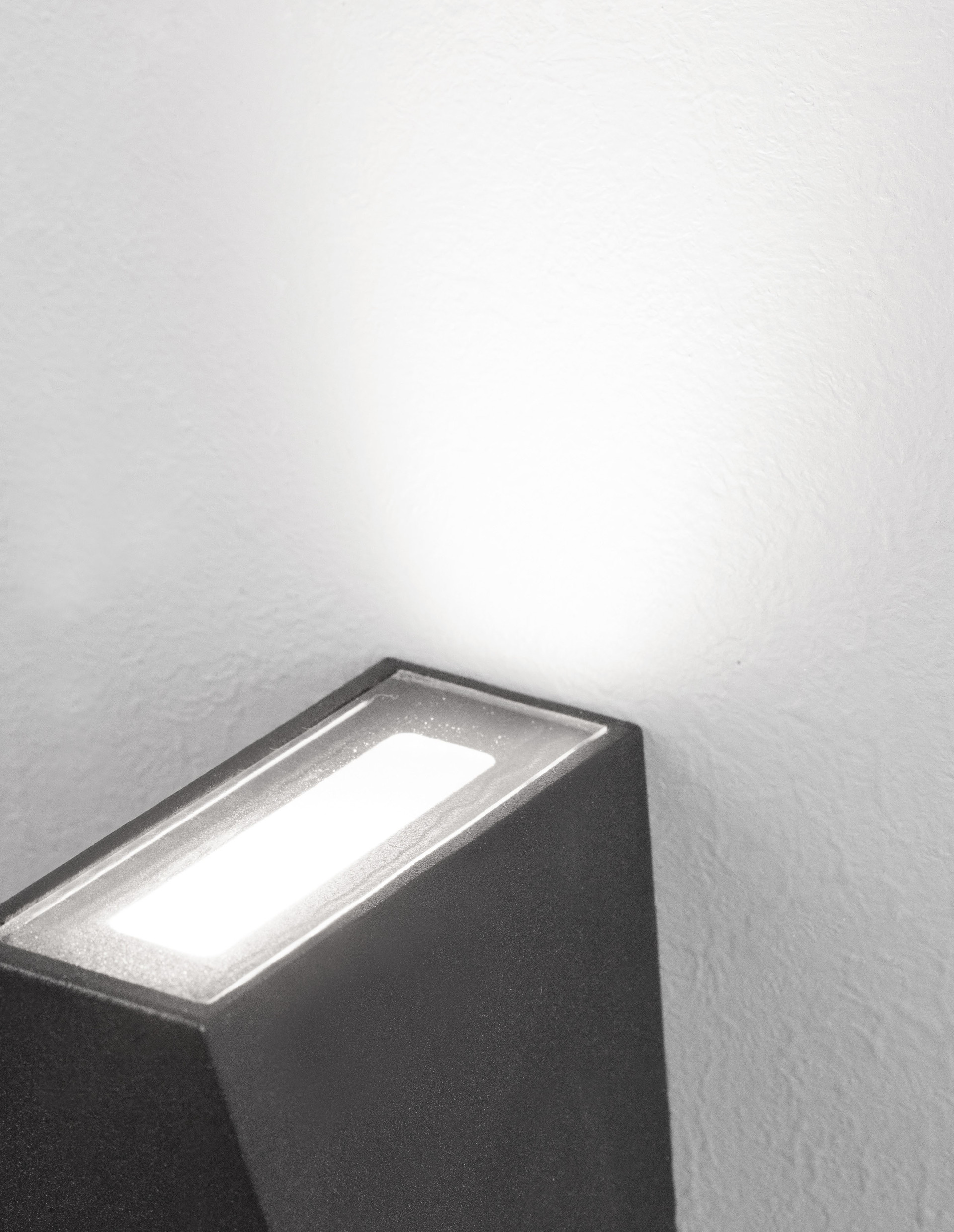 MILEY | L 7.4 W 7.4 H 13.6 cm | 7 W | 3000 K | 397 lm | IP54 | Schwarz | Aluminium