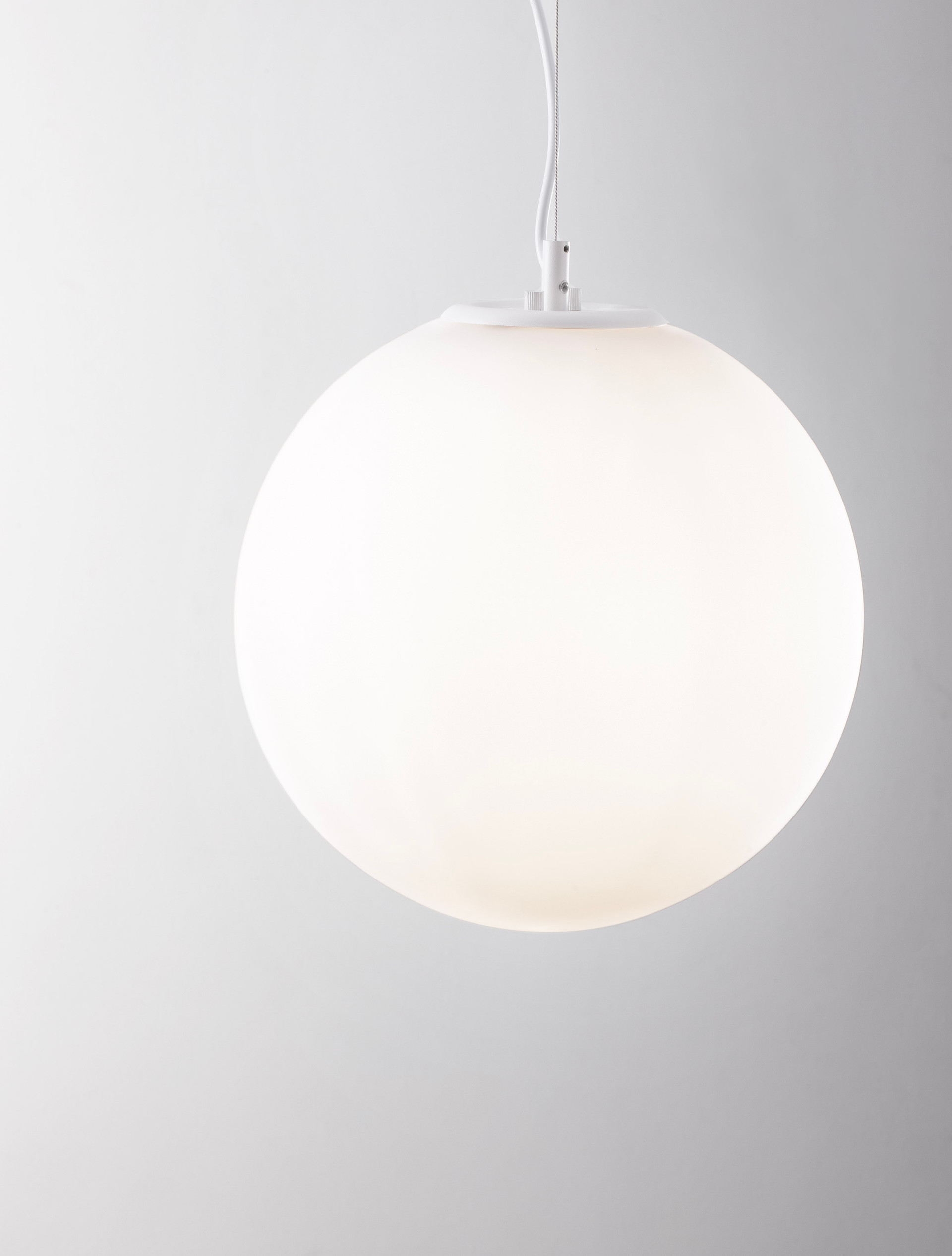 NEVOSO | H 130 D 30 cm | 12 W | IP20 | White | Glass/Metal