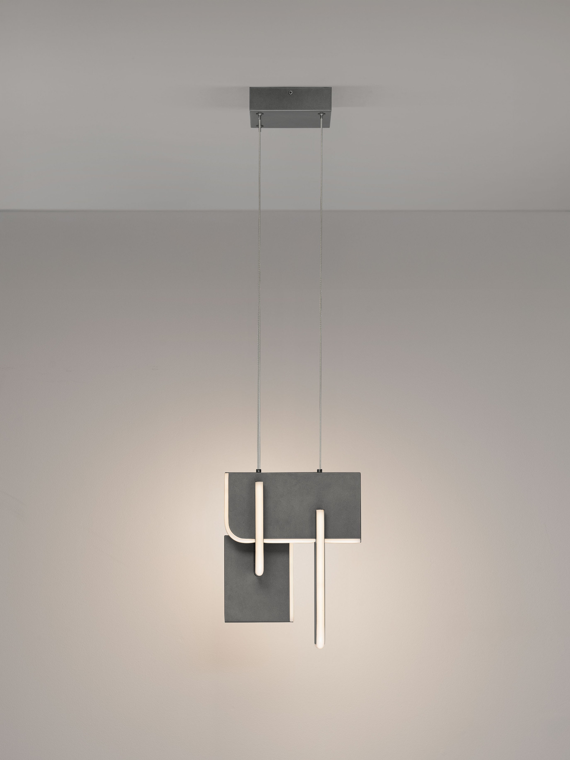TOTEM | L 24.6 W 25.3 H 200 cm | 20 W | 3000 K | 796 lm | IP20 | Anthracite | Metal/Acrylic