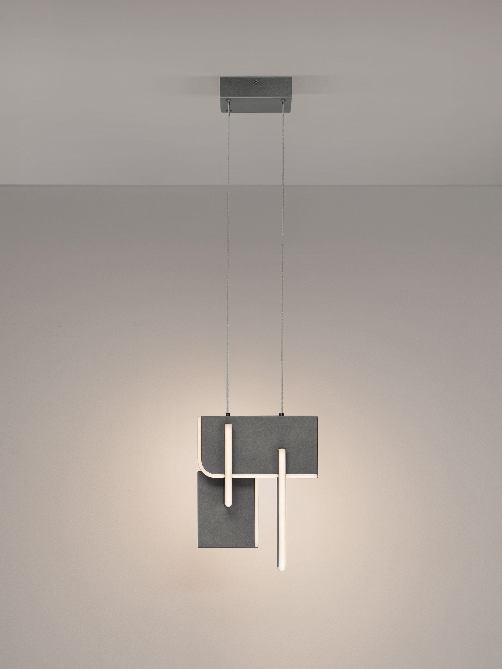 TOTEM | L 24.6 W 25.3 H 200 cm | 20 W | 2700 K | 796 lm | IP20 | Anthracite | Metal/Acrylic