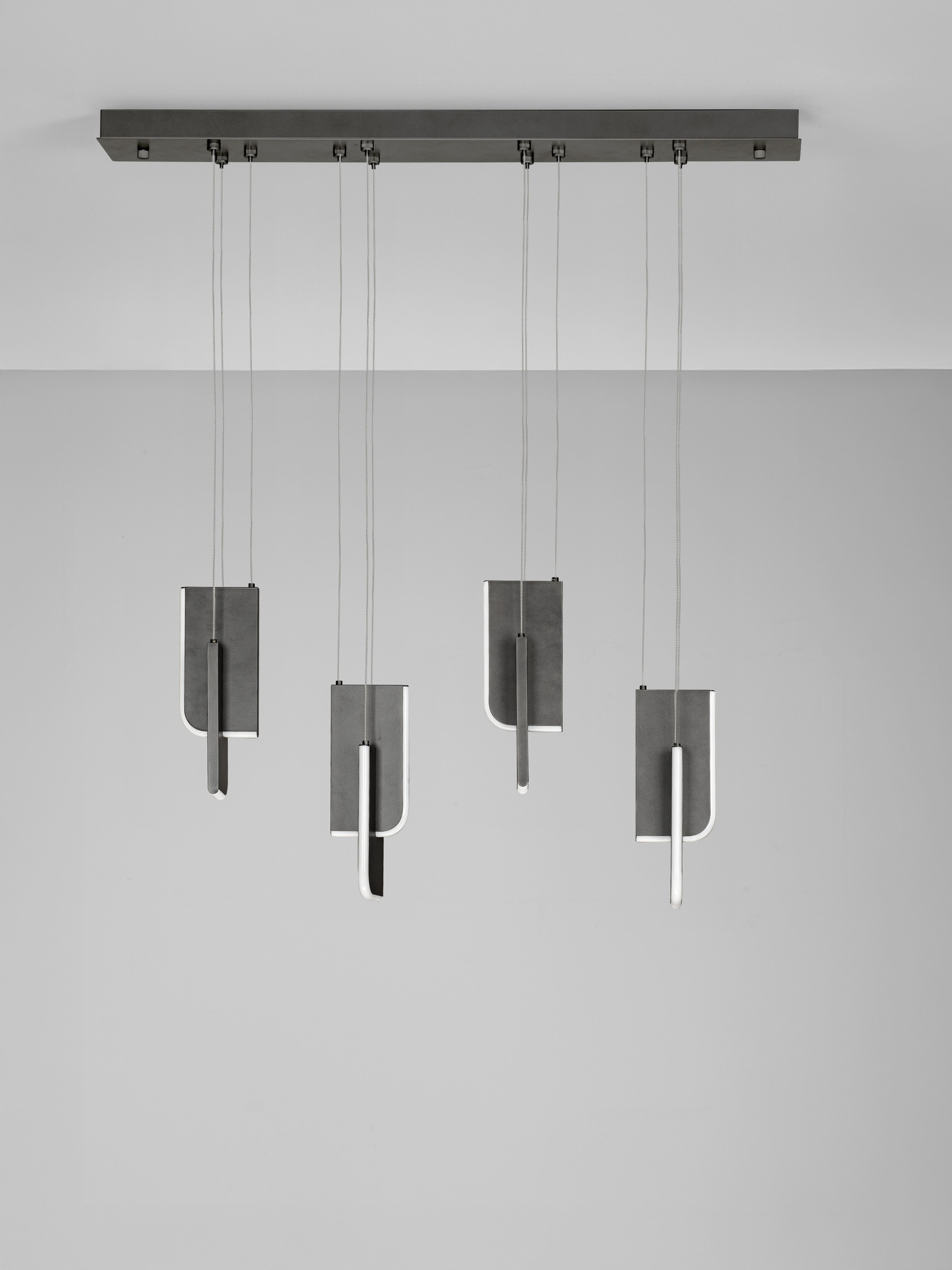TOTEM | L 96 W 14 H 150 cm | 36 W | 3000 K | 1676 lm | IP20 | Anthracite | Metal/Acrylic