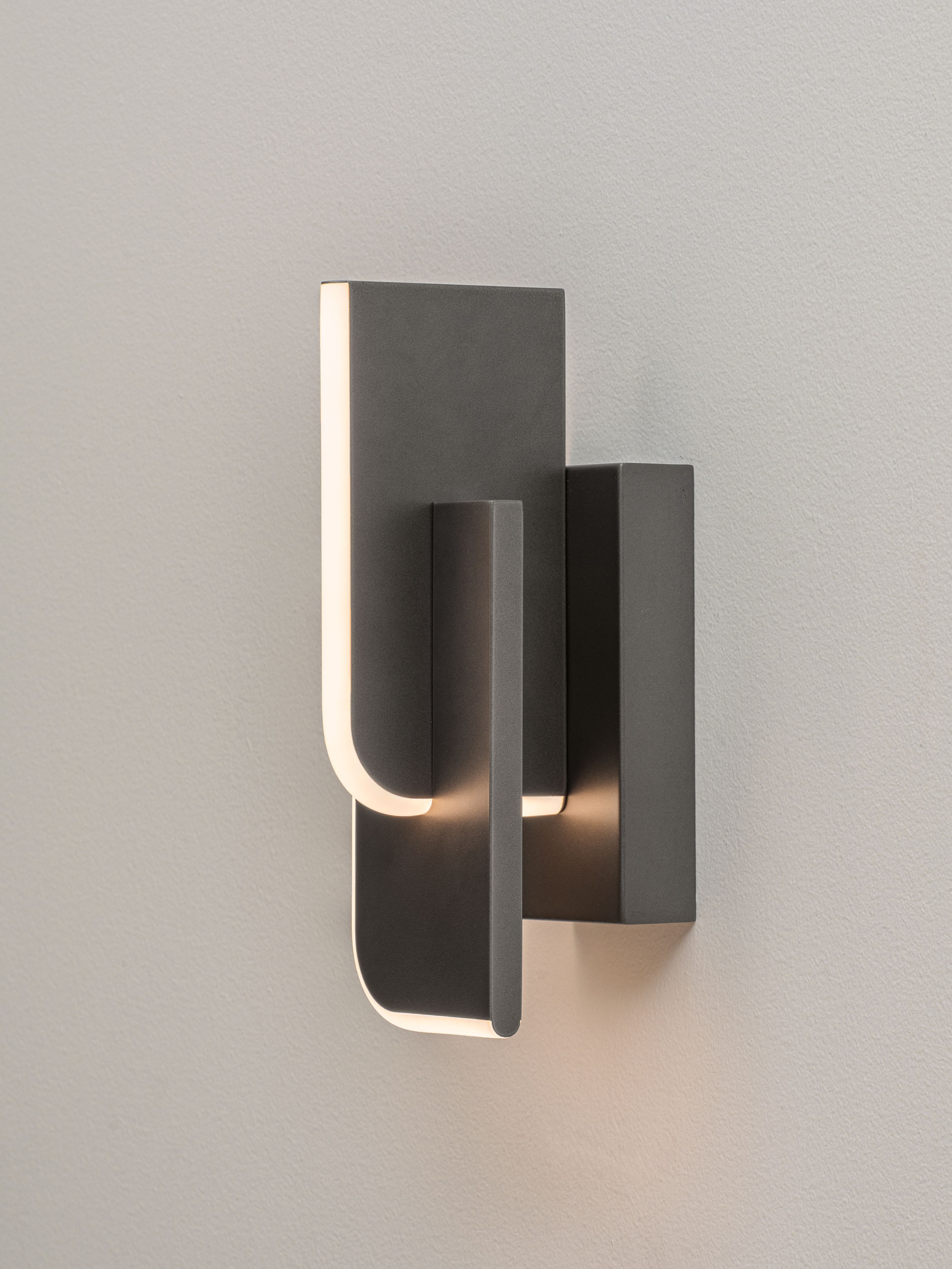 TOTEM | L 10.6 W 14 H 29 cm | 9 W | 3000 K | 382 lm | IP20 | Anthracite | Metal/Acrylic