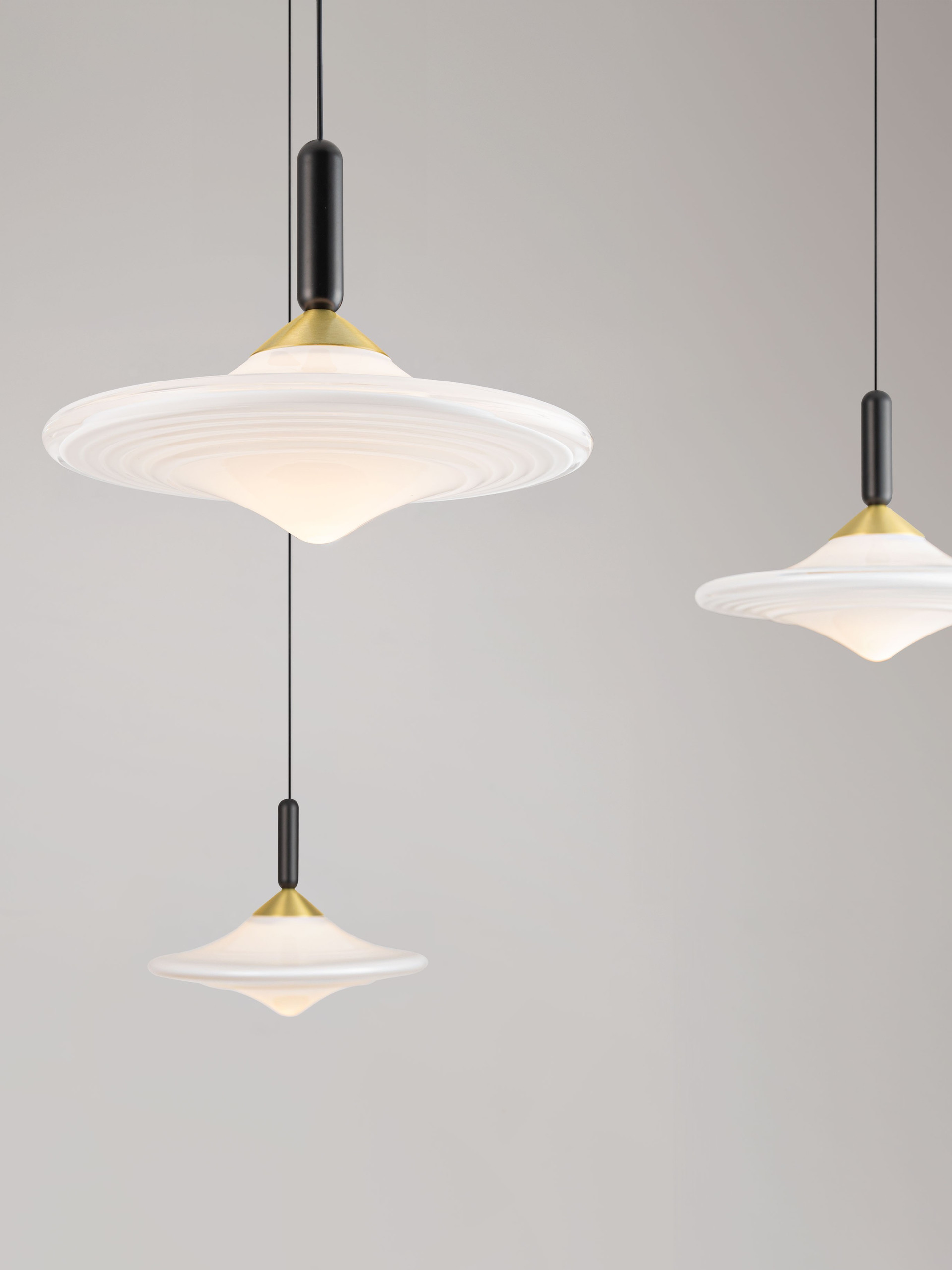 DIAZ | H 200 D 127 cm | 24 W | 3000 K | 1075 lm | IP20 | White/Brass Gold | Glass/Metal