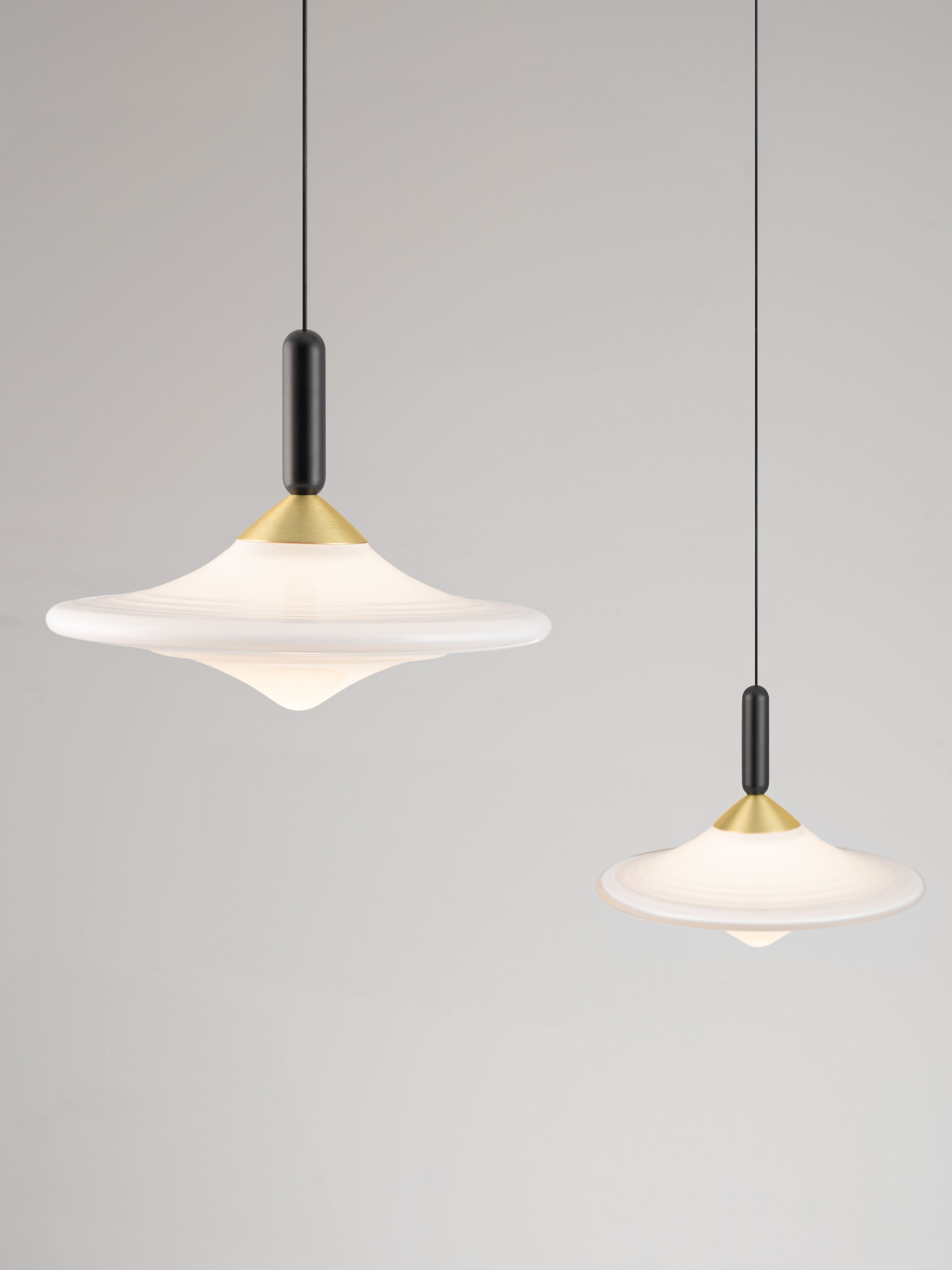 DIAZ | H 200 D 127 cm | 24 W | 3000 K | 1075 lm | IP20 | White/Brass Gold | Glass/Metal
