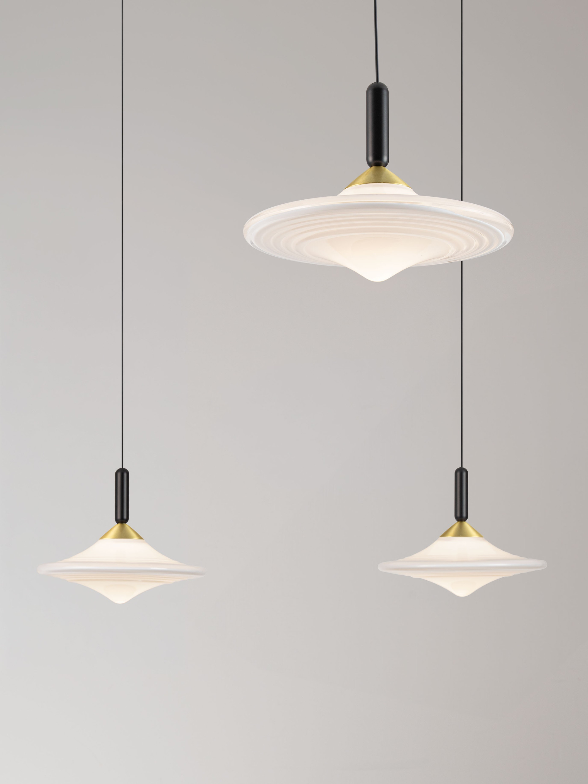 DIAZ | H 200 D 127 cm | 24 W | 3000 K | 1075 lm | IP20 | White/Brass Gold | Glass/Metal