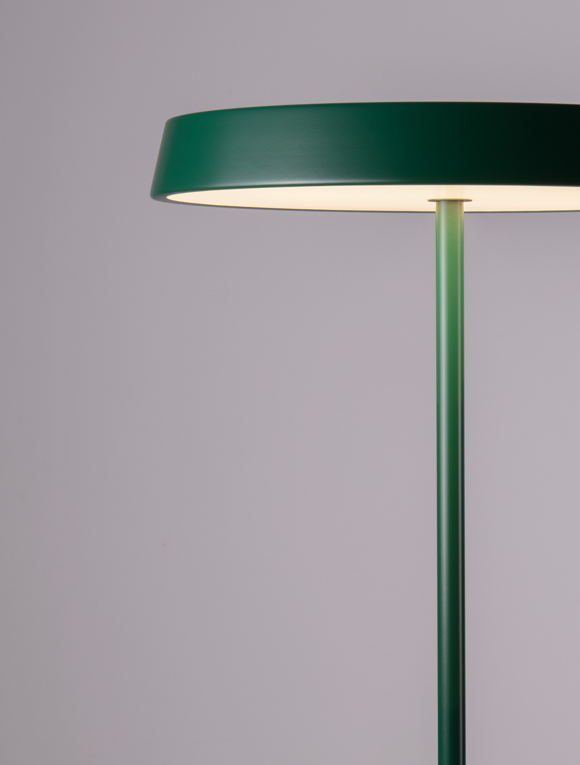 VETRO | H 136 D 40 cm | 33 W | 3000 K | 2666 lm | IP20 | Green | Aluminum/Acrylic