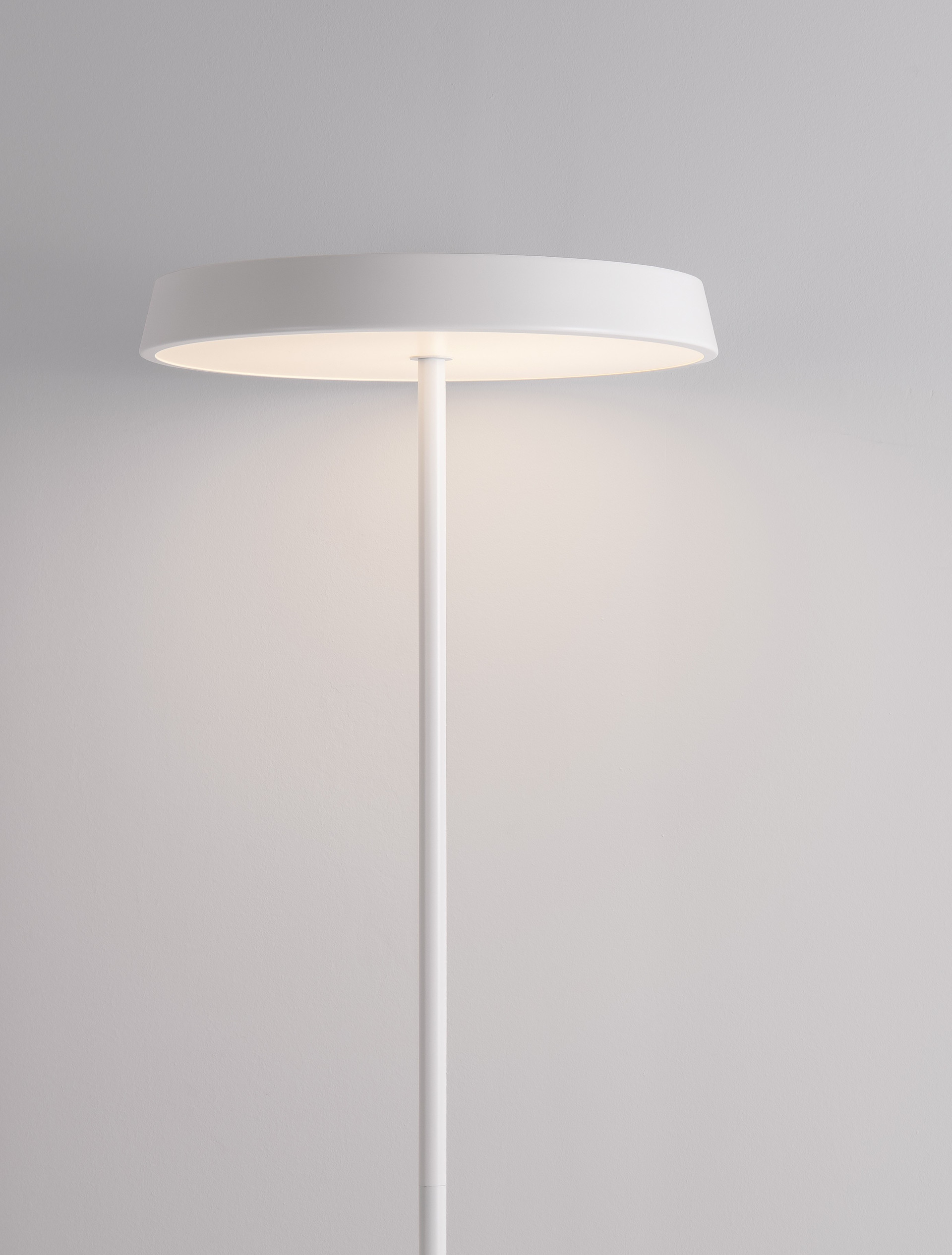 VETRO | H 136 D 40 cm | 33 W | 3000 K | 2666 lm | IP20 | White | Aluminum/Acrylic