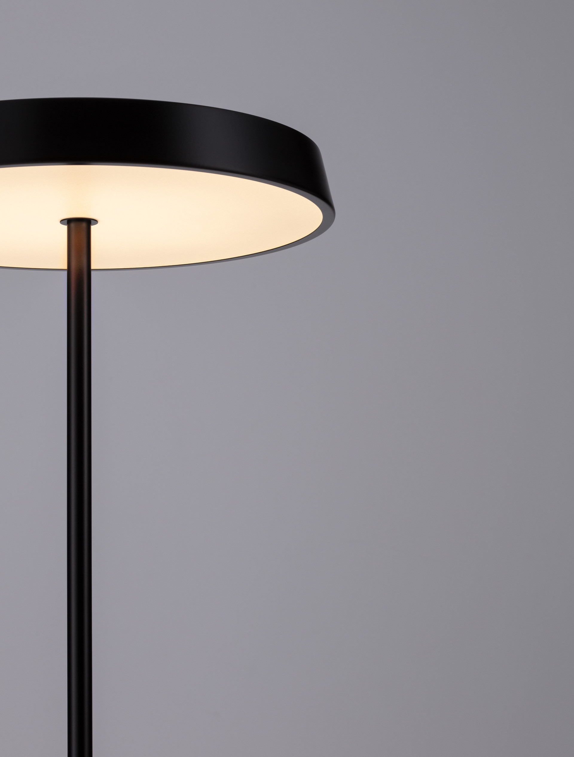 VETRO | H 136 D 40 cm | 33 W | 3000 K | 2666 lm | IP20 | Black | Aluminum/Acrylic