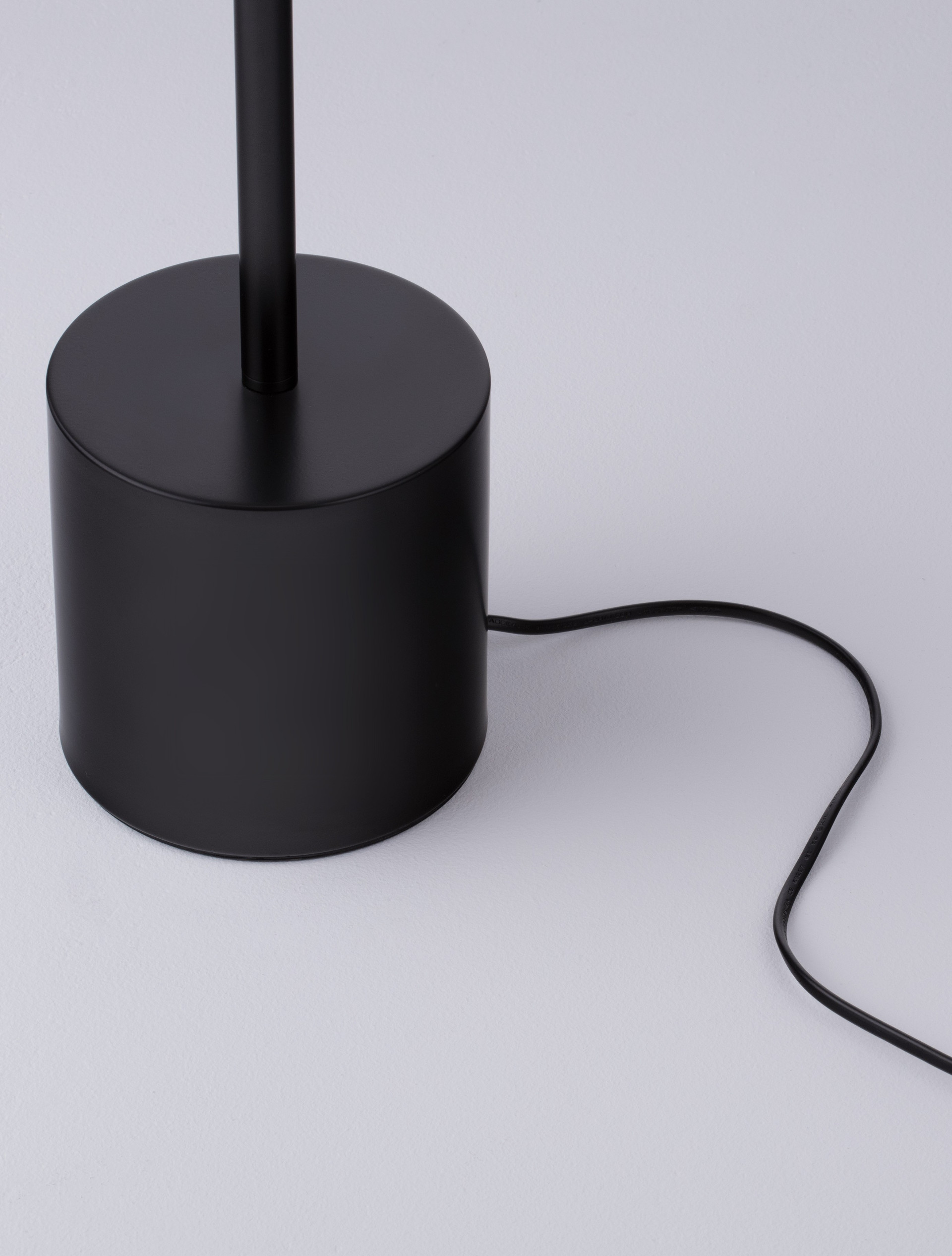 VETRO | H 136 D 40 cm | 33 W | 3000 K | 2666 lm | IP20 | Black | Aluminum/Acrylic