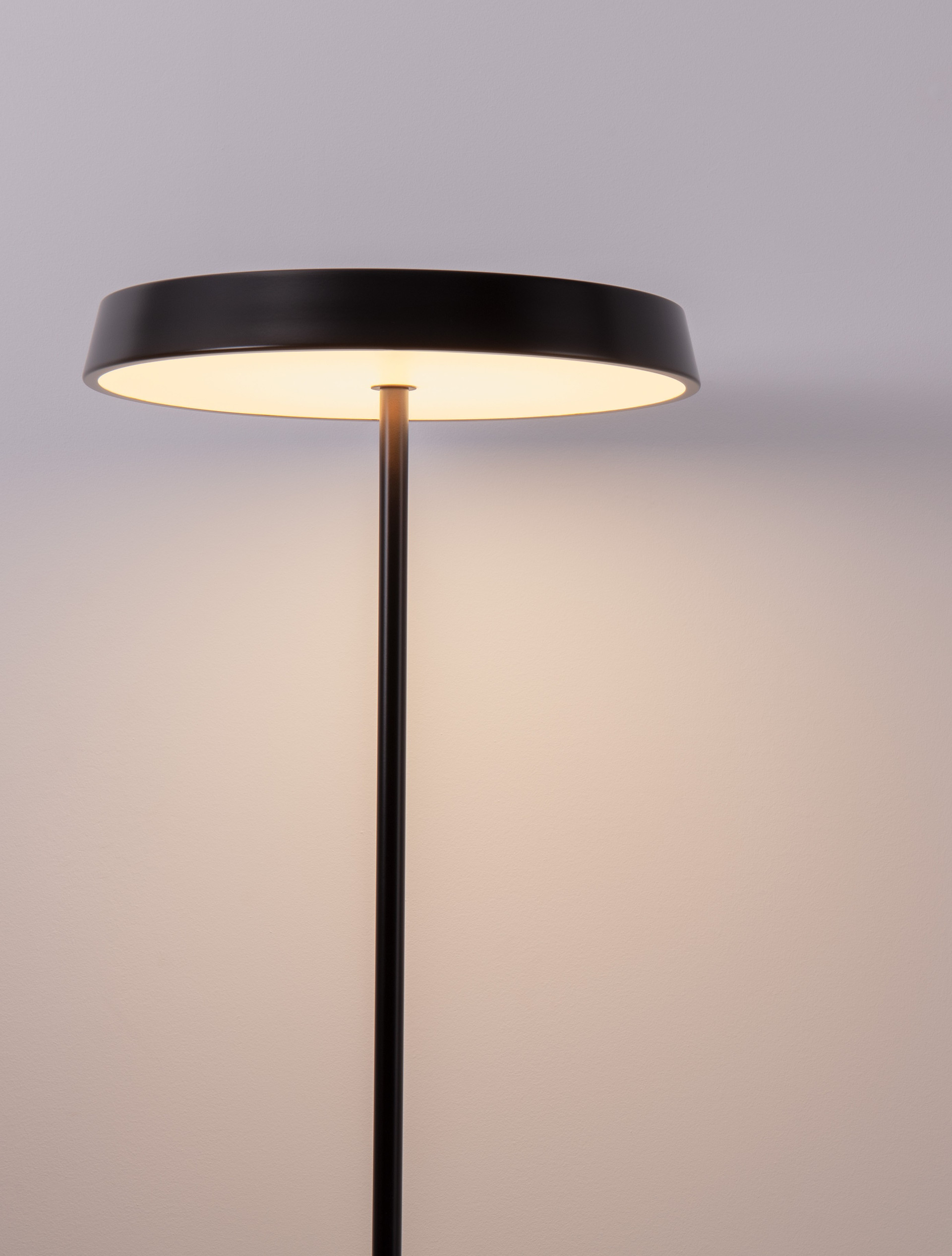 VETRO | H 136 D 40 cm | 33 W | 3000 K | 2666 lm | IP20 | Black | Aluminum/Acrylic