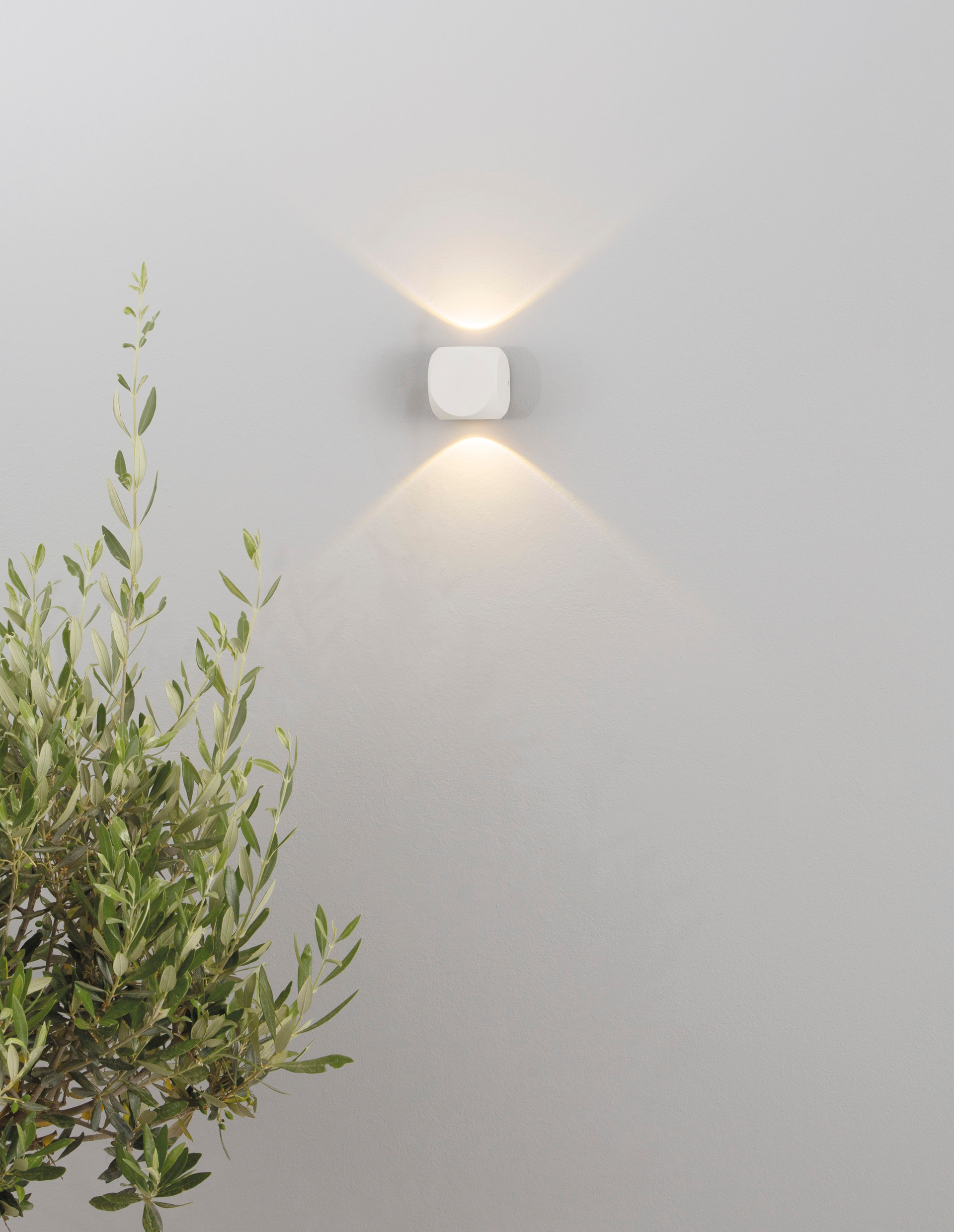ZARI | L 5.5 W 6.5 H 6.5 cm | 4 W | 3000 K | 285 lm | IP54 | White | Aluminum