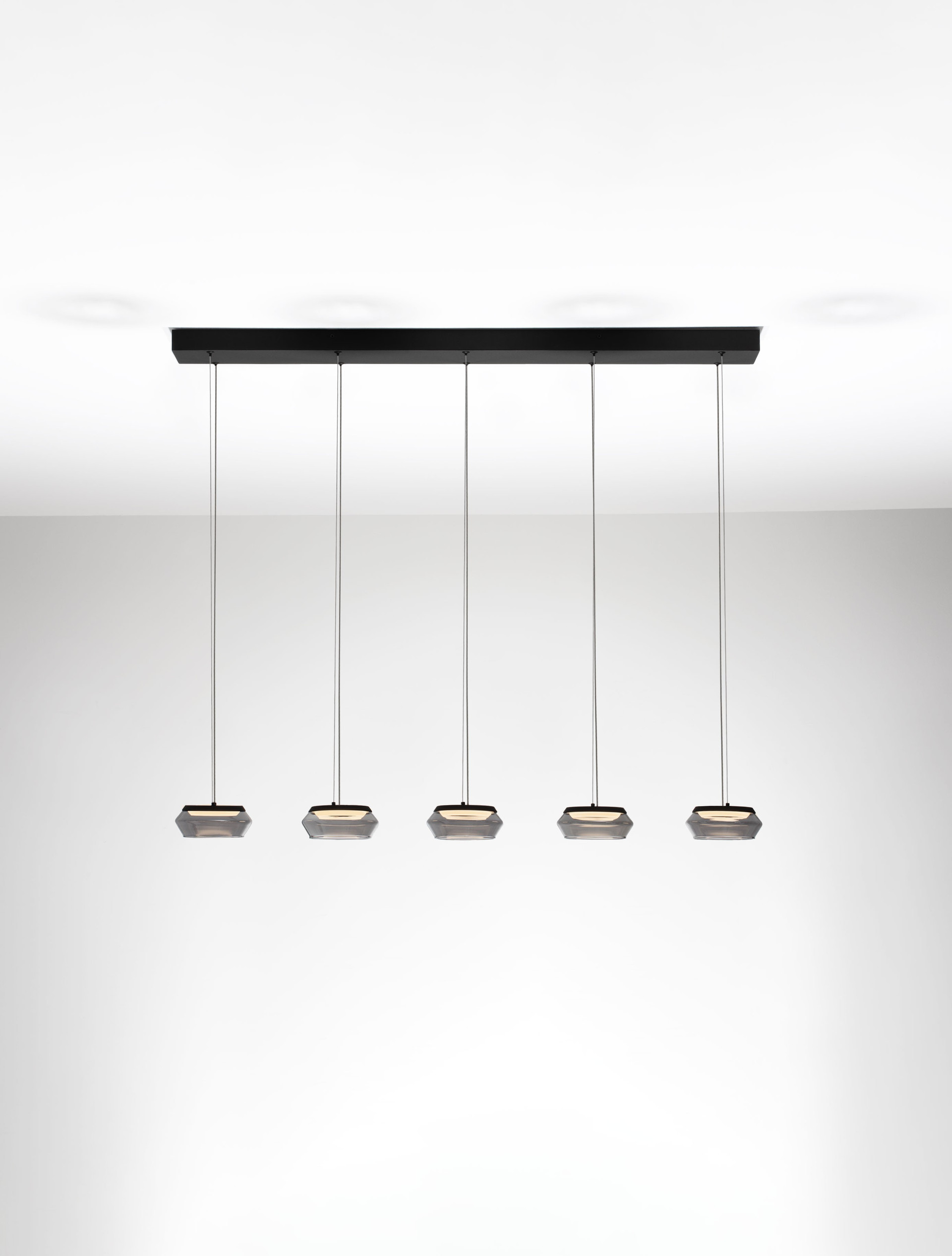 JAILYN | L 108 W 14 H 160 cm | 40 W | 3000 K | 1600 lm | IP20 | Black/Smokey | Glass/Aluminum