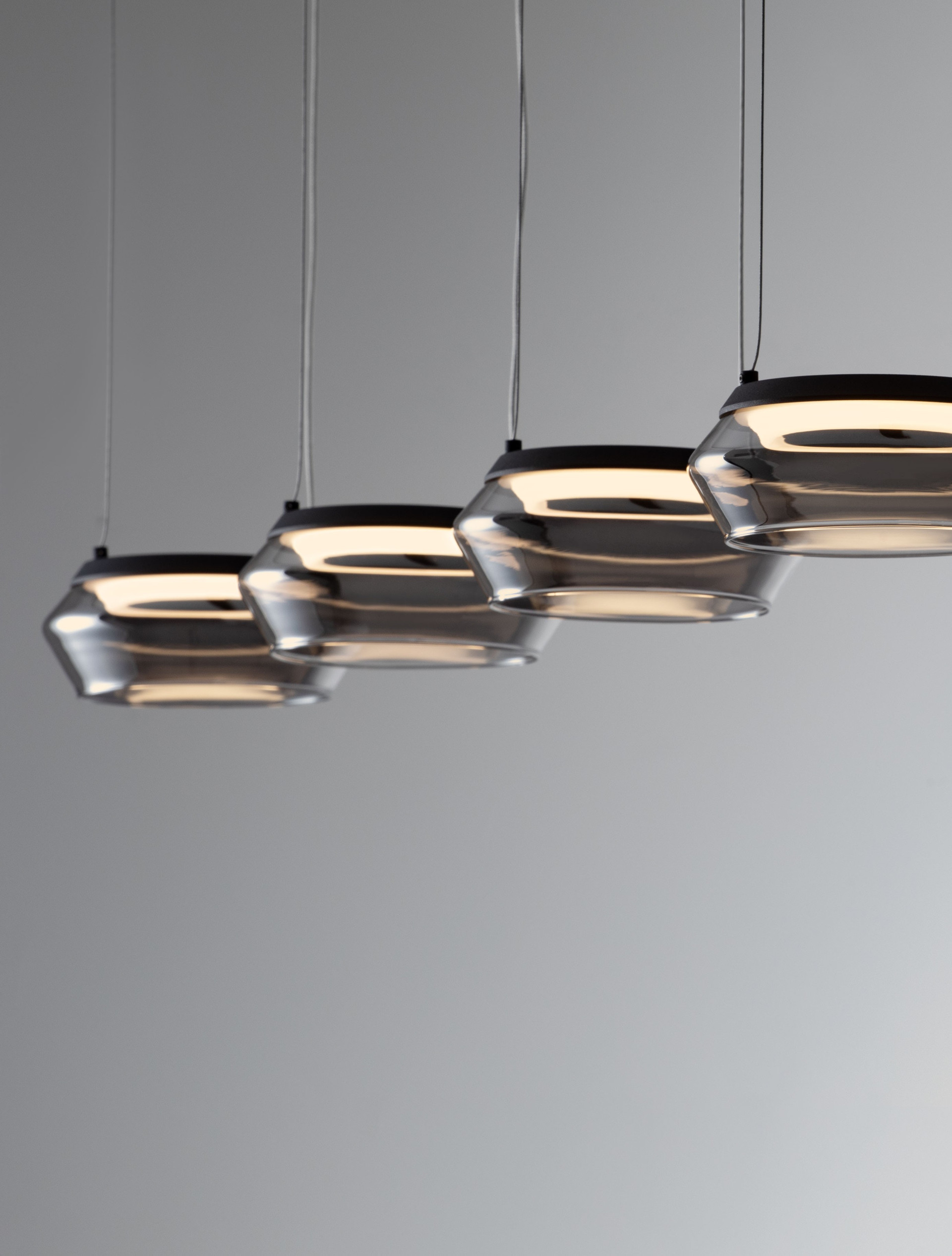 JAILYN | L 108 W 14 H 160 cm | 40 W | 3000 K | 1600 lm | IP20 | Black/Smokey | Glass/Aluminum