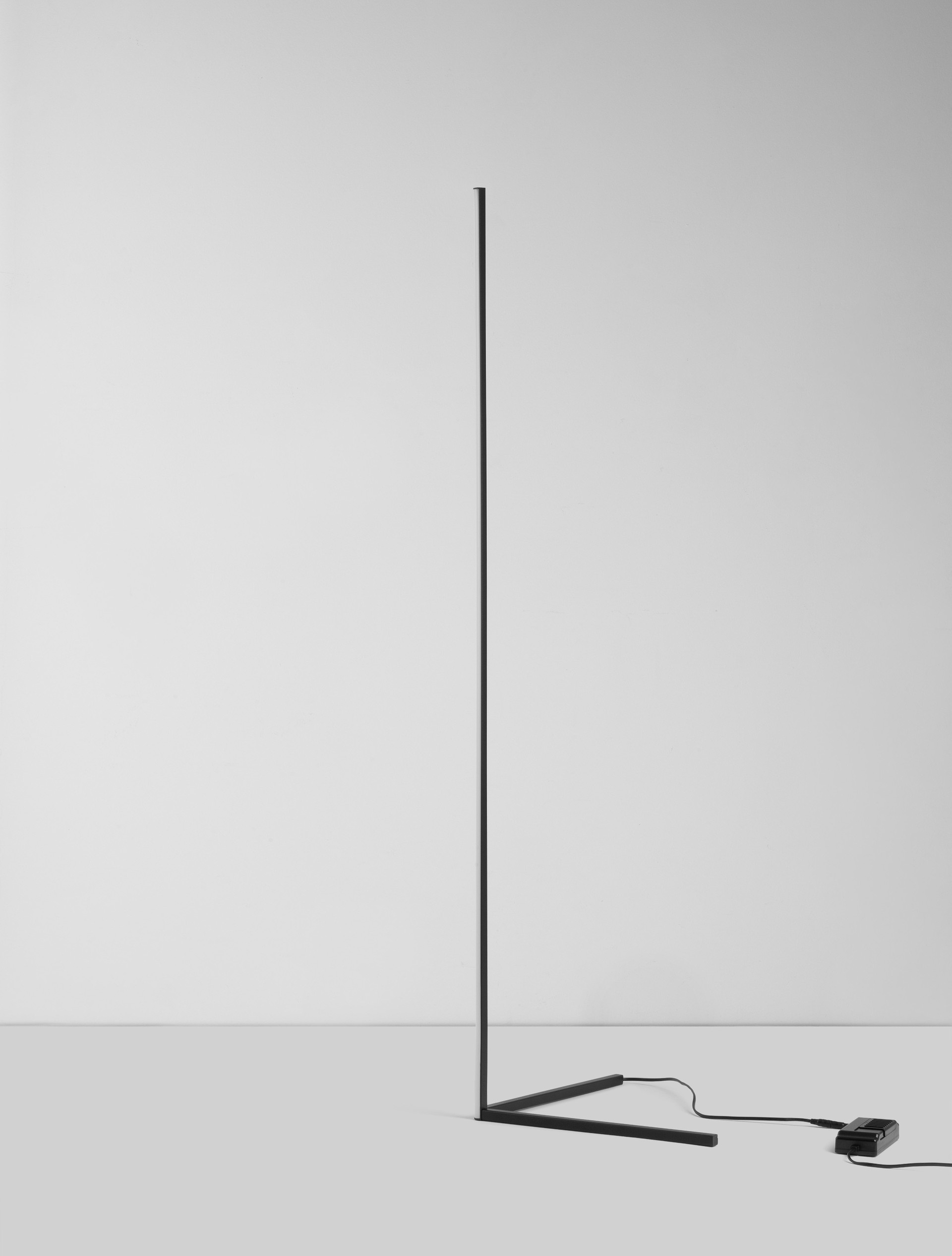 V-LINE | L 58.5 W 40 H 141 cm | 18 W | 3000 K | 1700 lm | IP20 | Black | Aluminum/Acrylic