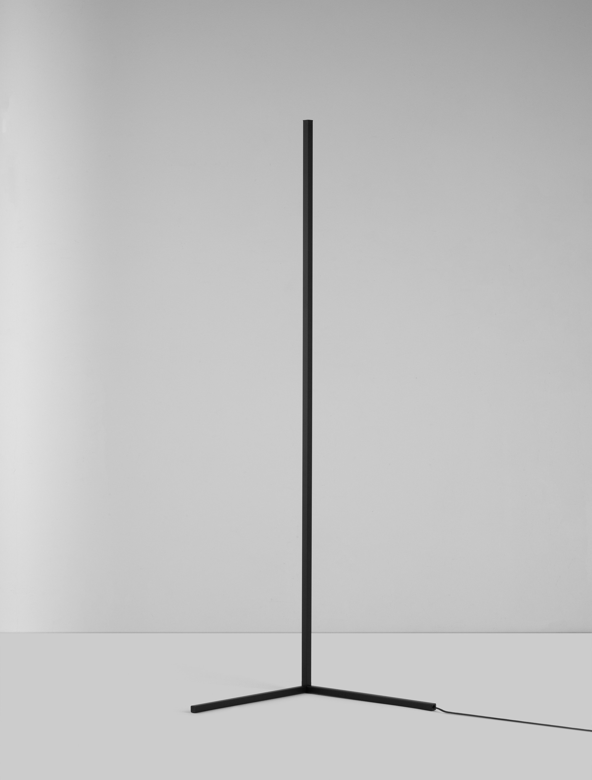 V-LINE | L 58.5 W 40 H 141 cm | 18 W | 3000 K | 1700 lm | IP20 | Black | Aluminum/Acrylic