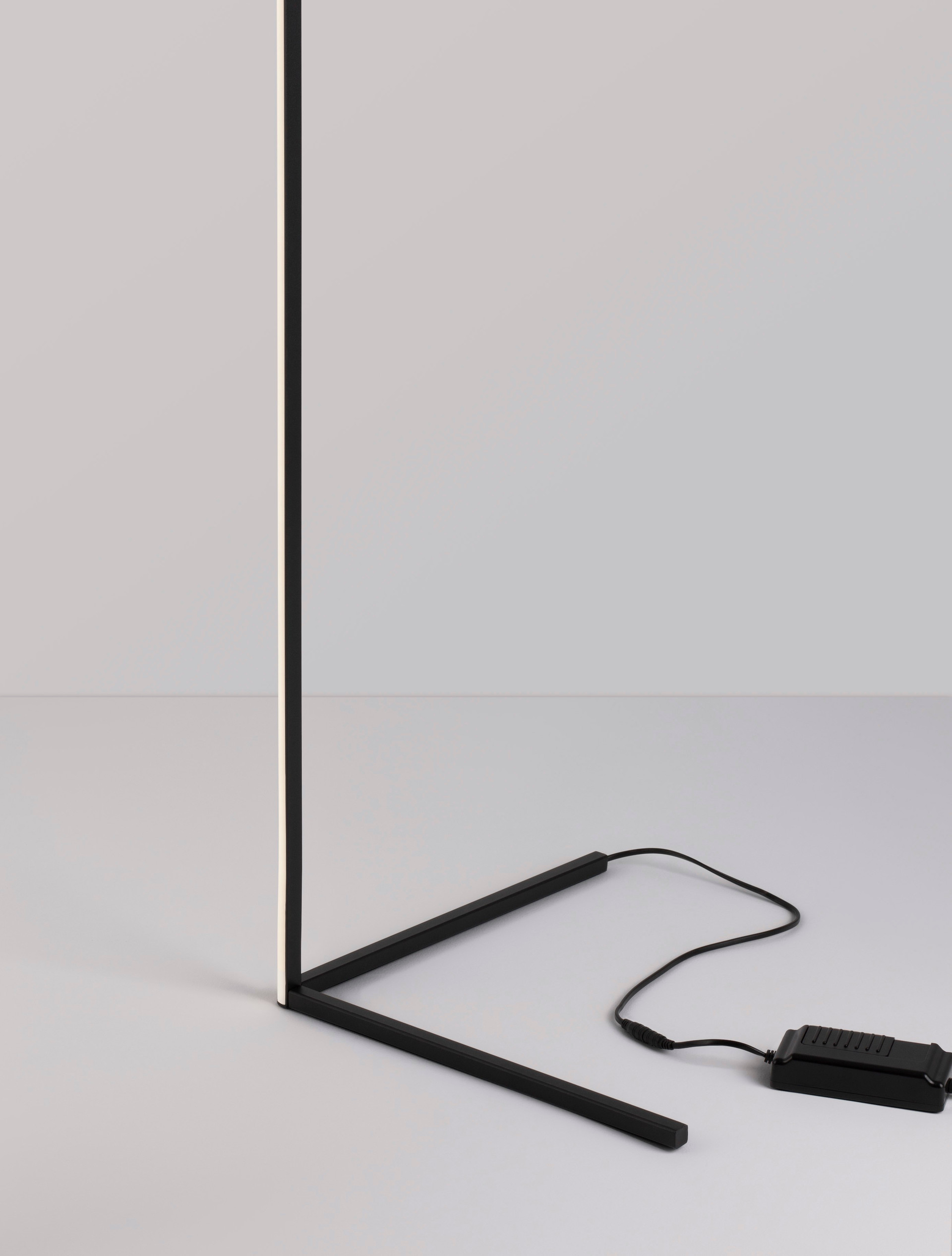 V-LINE | L 58.5 W 40 H 141 cm | 18 W | 3000 K | 1700 lm | IP20 | Black | Aluminum/Acrylic