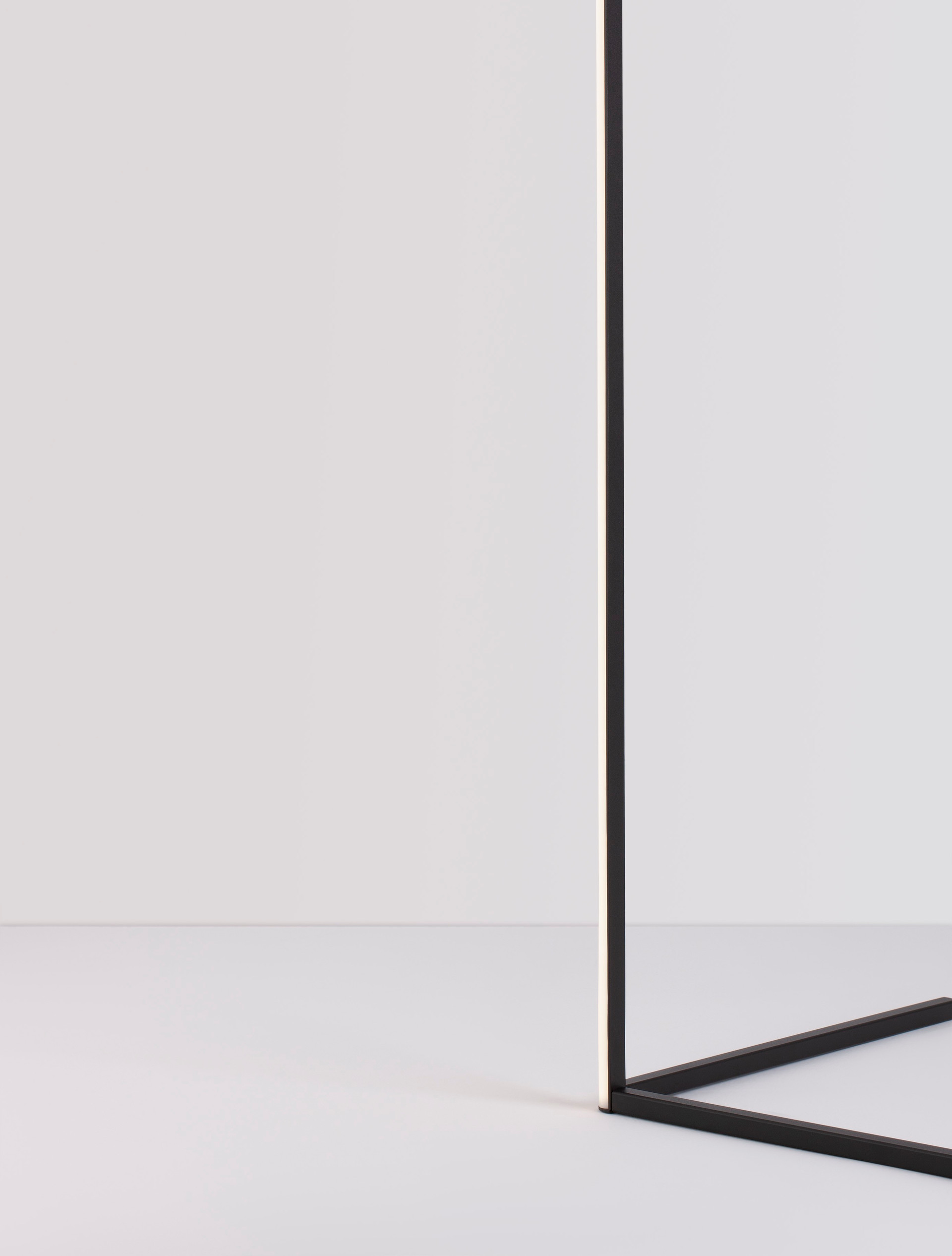 V-LINE | L 58.5 W 40 H 141 cm | 18 W | 3000 K | 1700 lm | IP20 | Black | Aluminum/Acrylic