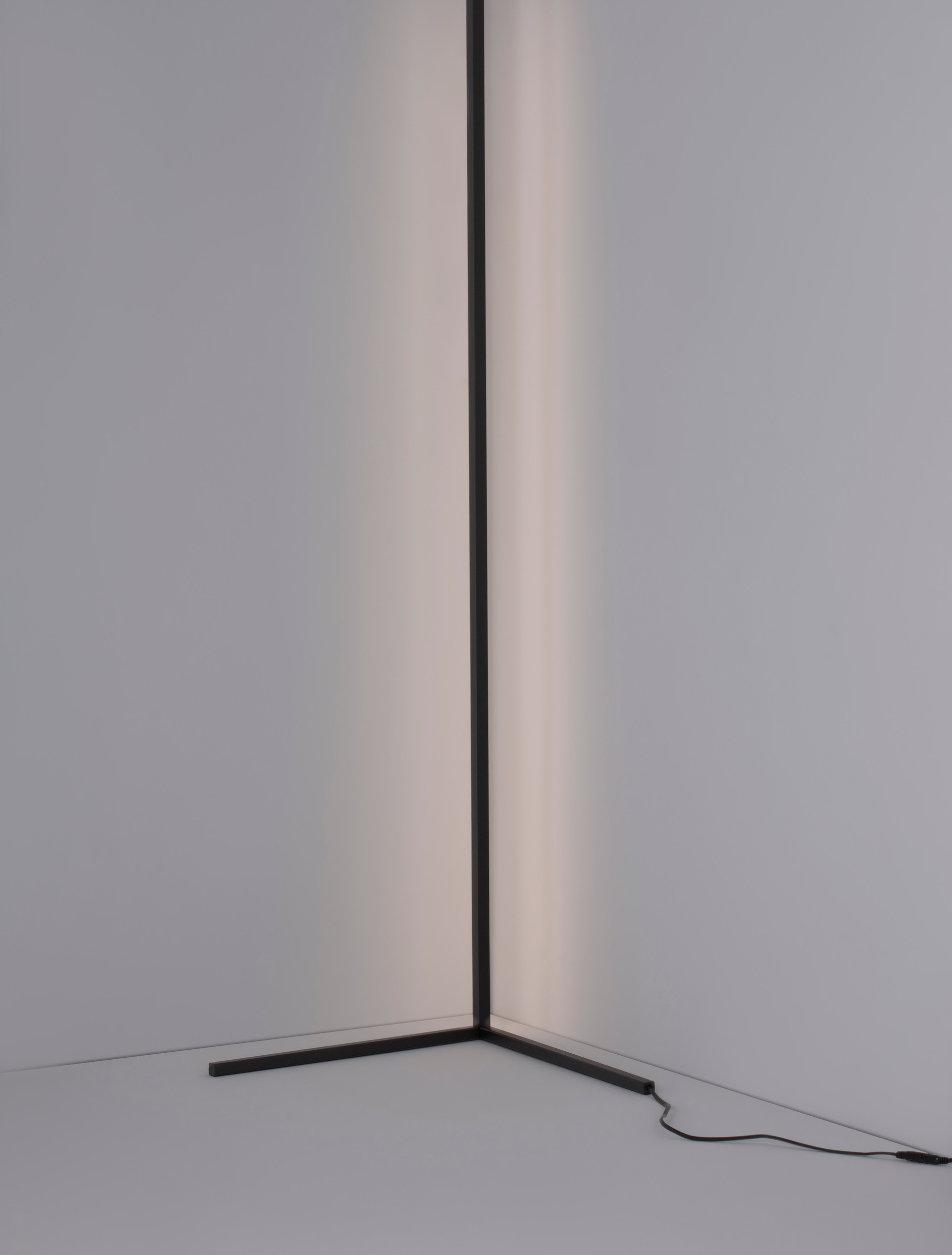 V-LINE | L 58.5 W 40 H 141 cm | 18 W | 3000 K | 1700 lm | IP20 | Black | Aluminum/Acrylic