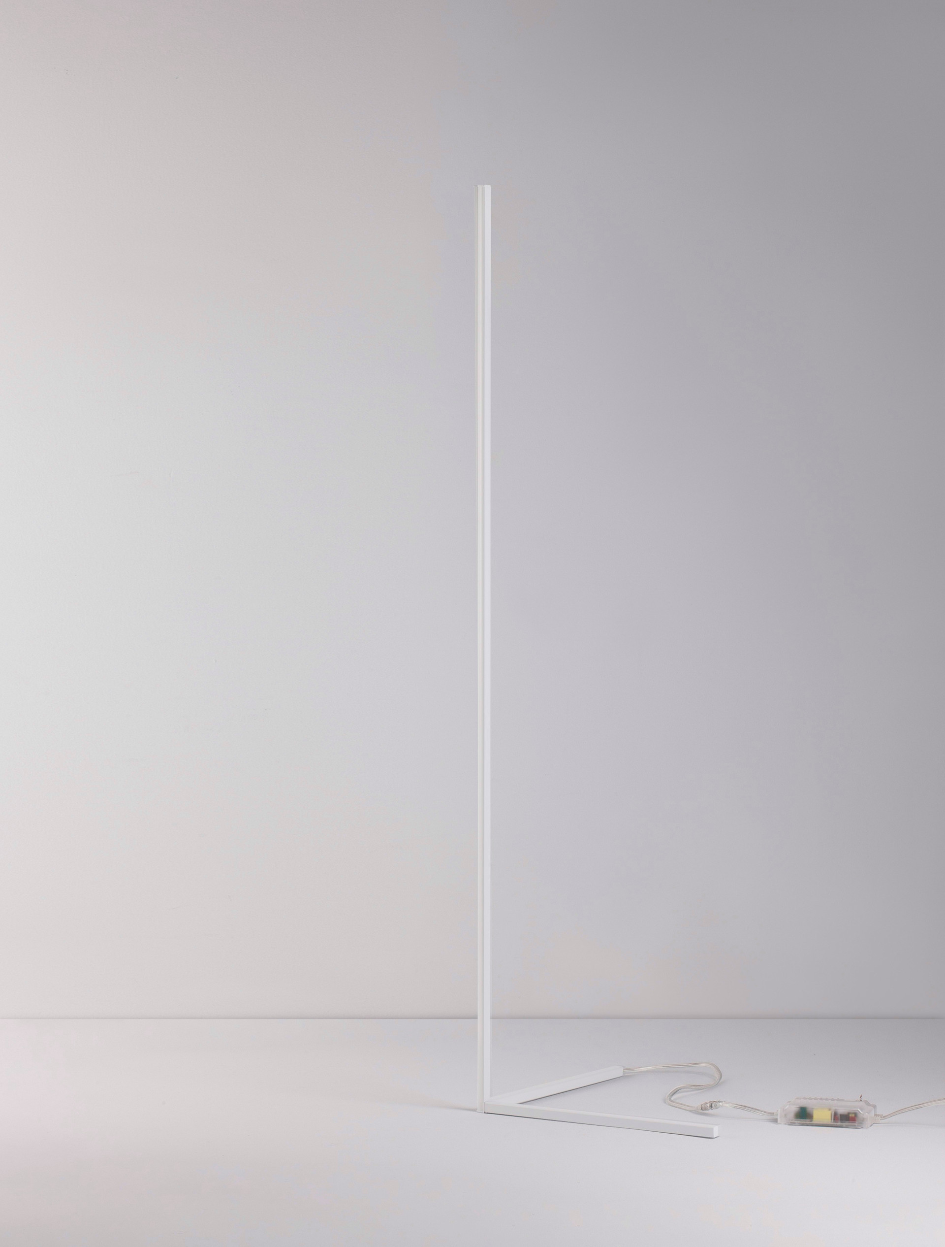 V-LINE | L 58.5 W 40 H 141 cm | 18 W | 3000 K | 1700 lm | IP20 | White | Aluminum/Acrylic