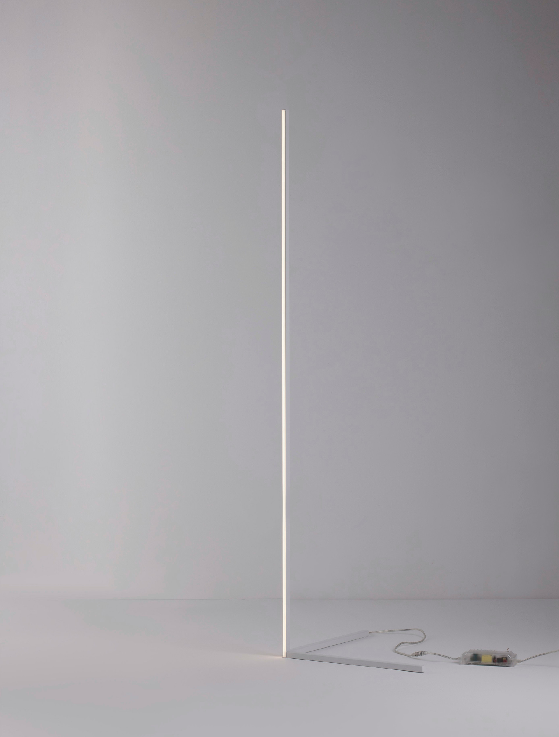 V-LINE | L 58.5 W 40 H 141 cm | 18 W | 3000 K | 1700 lm | IP20 | White | Aluminum/Acrylic