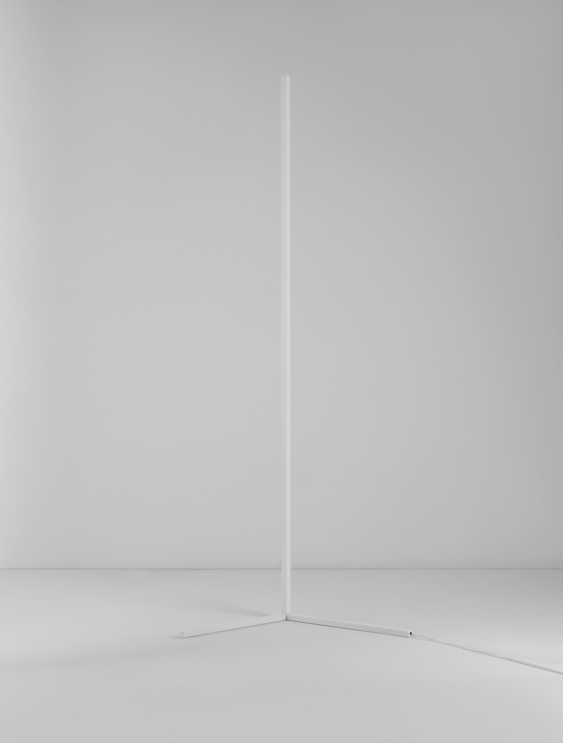 V-LINE | L 58.5 W 40 H 141 cm | 18 W | 3000 K | 1700 lm | IP20 | White | Aluminum/Acrylic