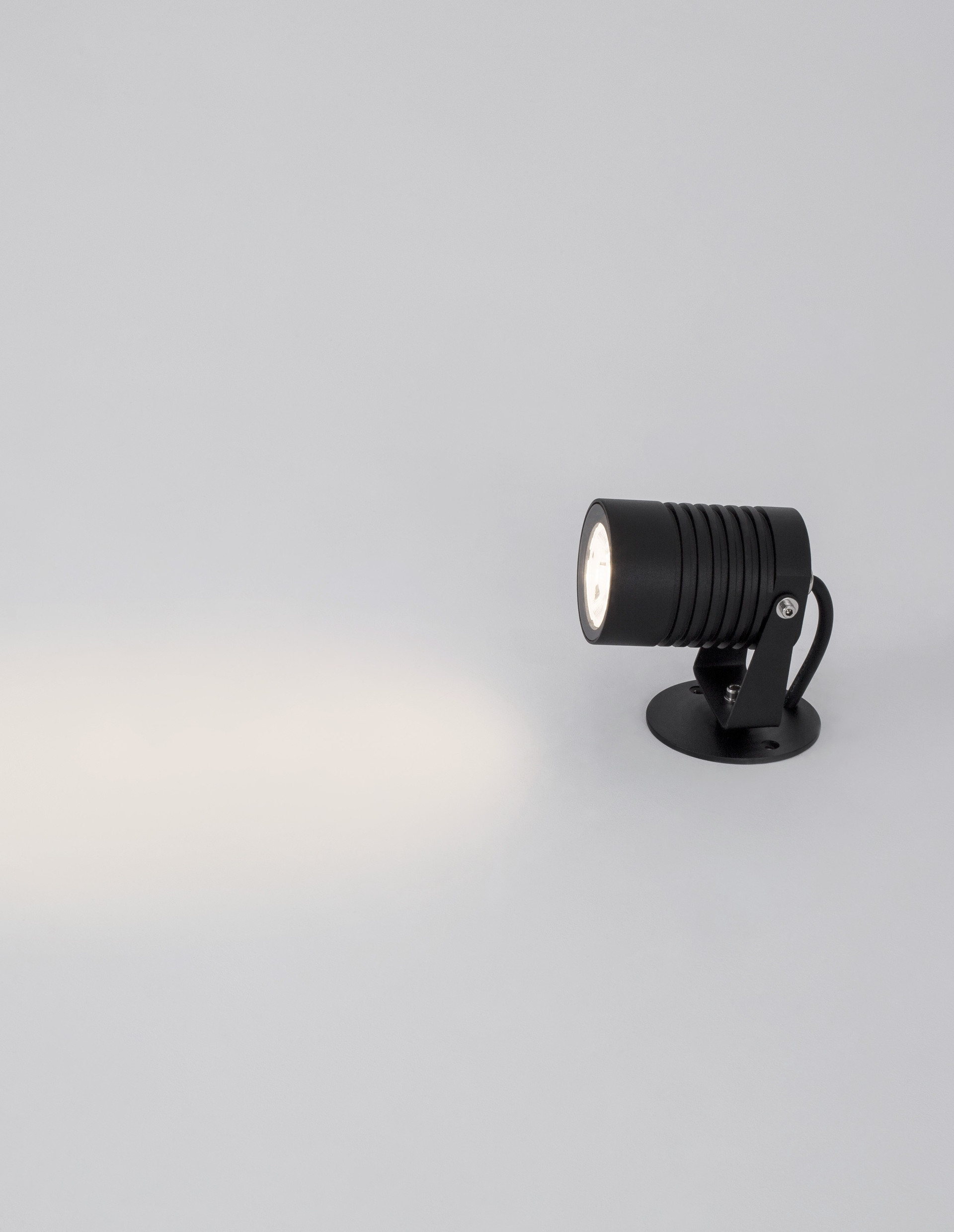 FEND | W 5 H 12 D 7 cm | 5 W | 3000 K | 378 lm | IP65 | Black | Aluminum