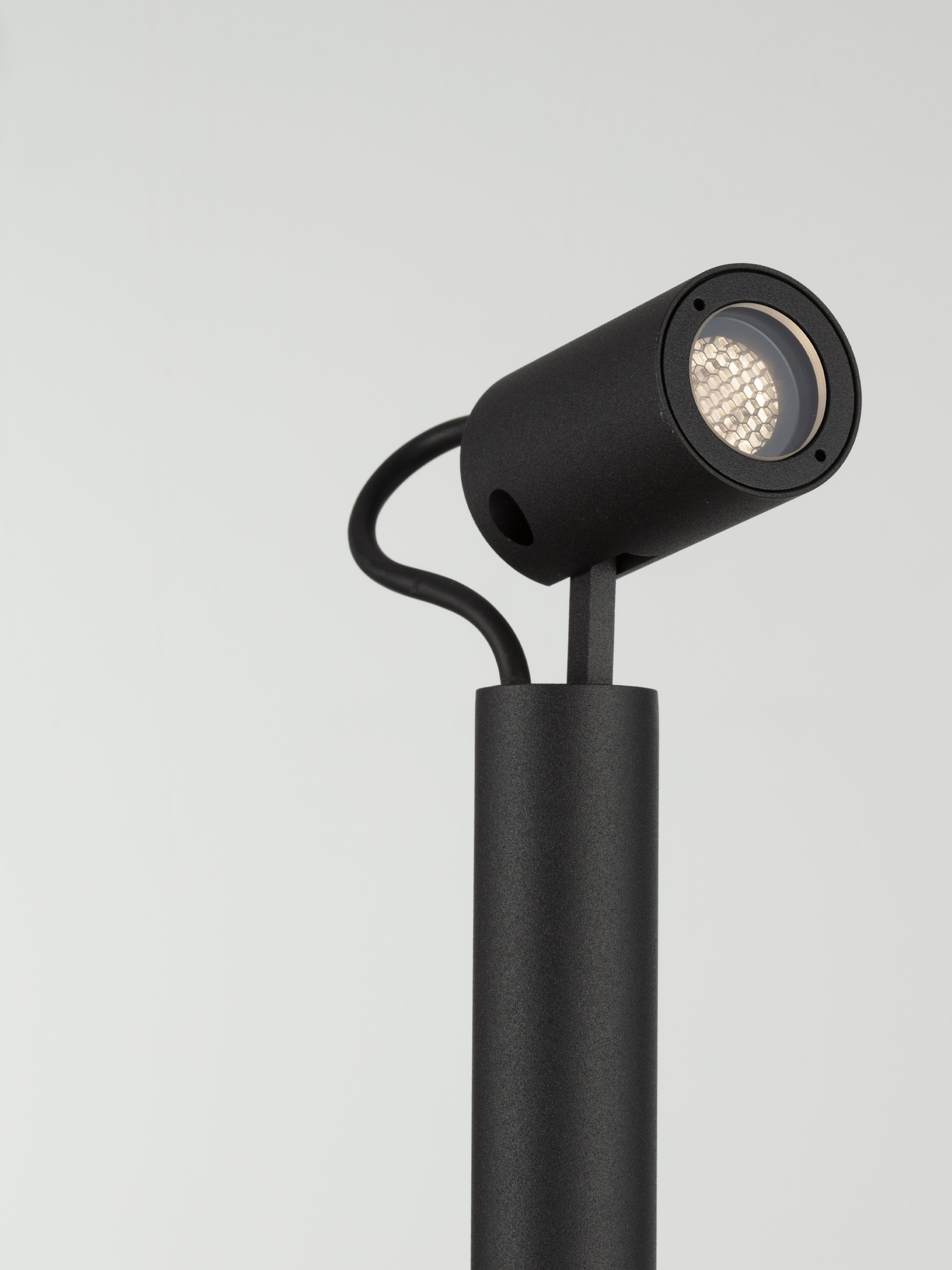 NODO | W 6.5 H 65 D 4 cm | 3 W | 2700 K | 82 lm | IP65 | Black | Aluminum