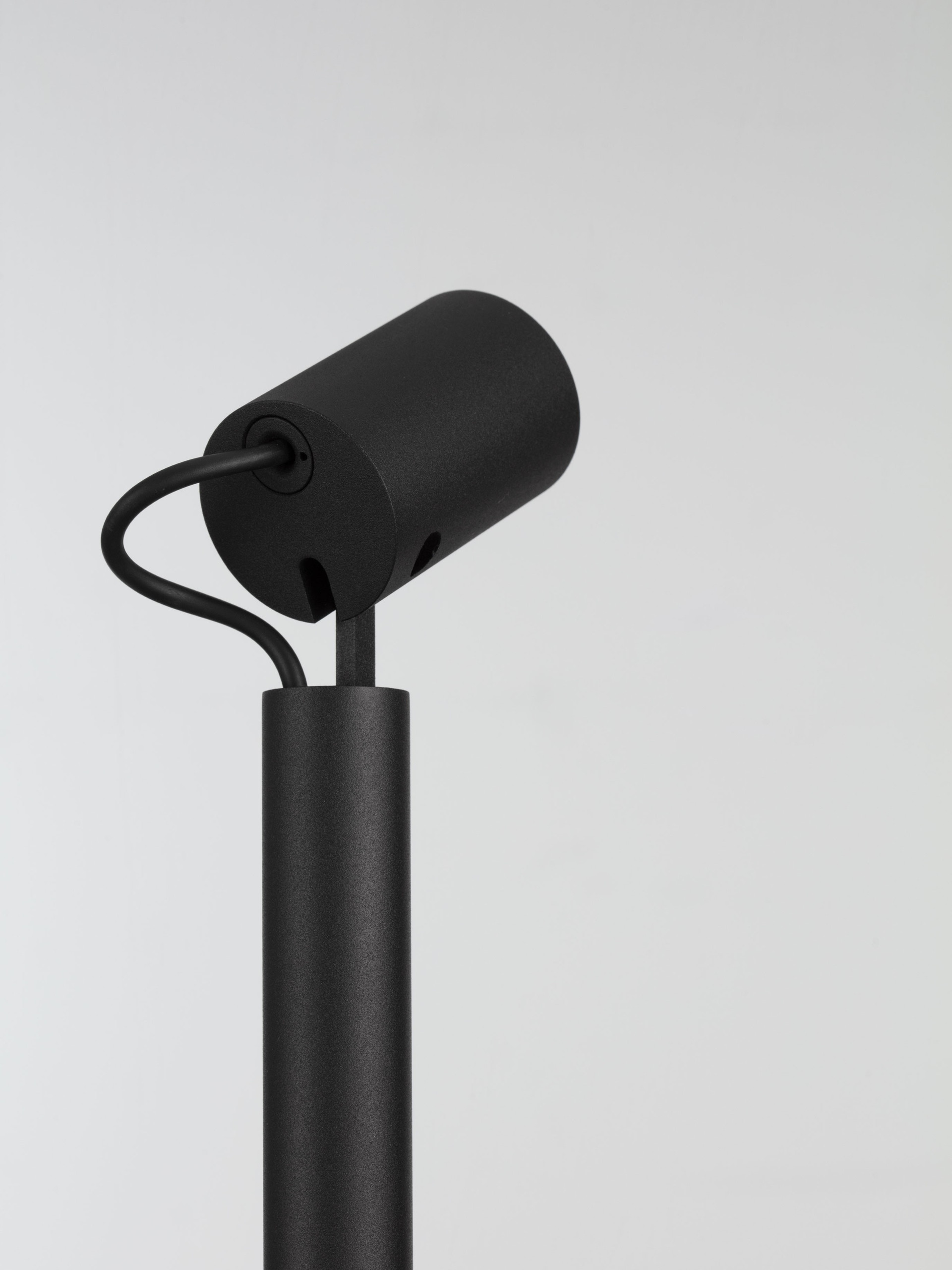 NODO | W 7.5 H 65 D 5 cm | 7 W | 3000 K | 243 lm | IP65 | Black | Aluminum