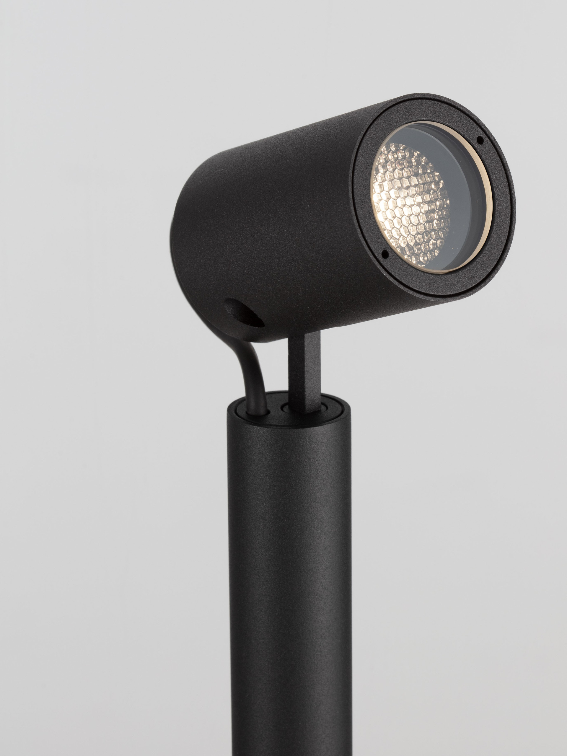 NODO | W 7.5 H 65 D 5 cm | 7 W | 3000 K | 243 lm | IP65 | Black | Aluminum