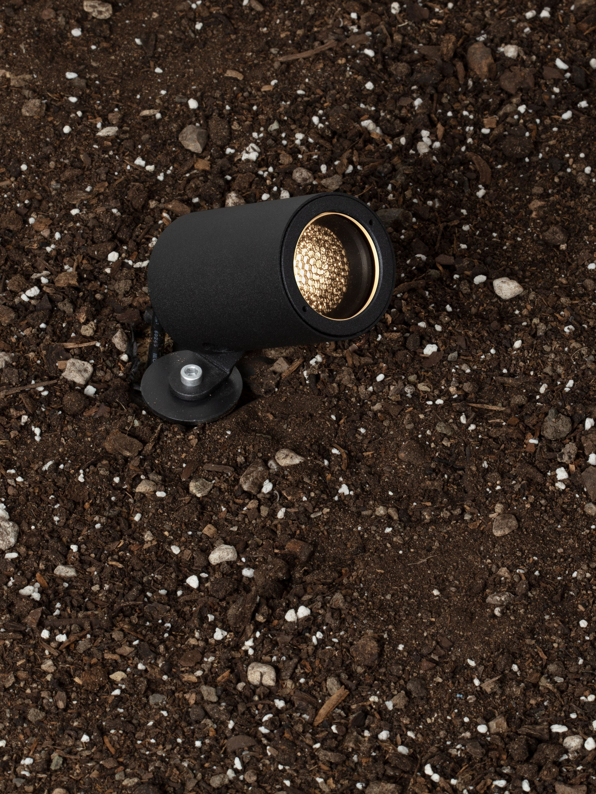 GLIN | W 7.5 H 26.5 D 5 cm | 7 W | 2700 K | 243 lm | IP65 | Black | Aluminum