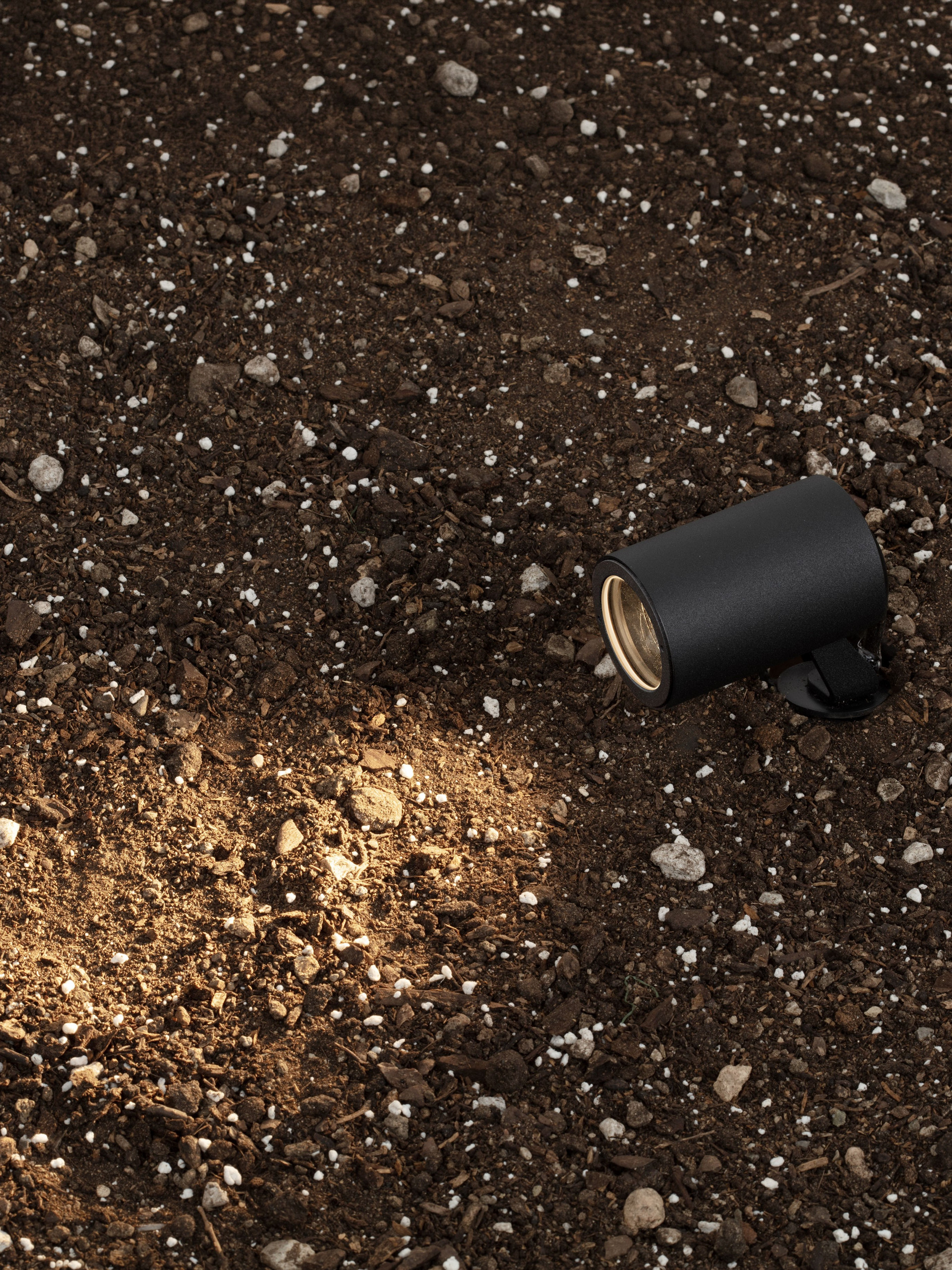 GLIN | W 7.5 H 26.5 D 5 cm | 7 W | 2700 K | 243 lm | IP65 | Black | Aluminum
