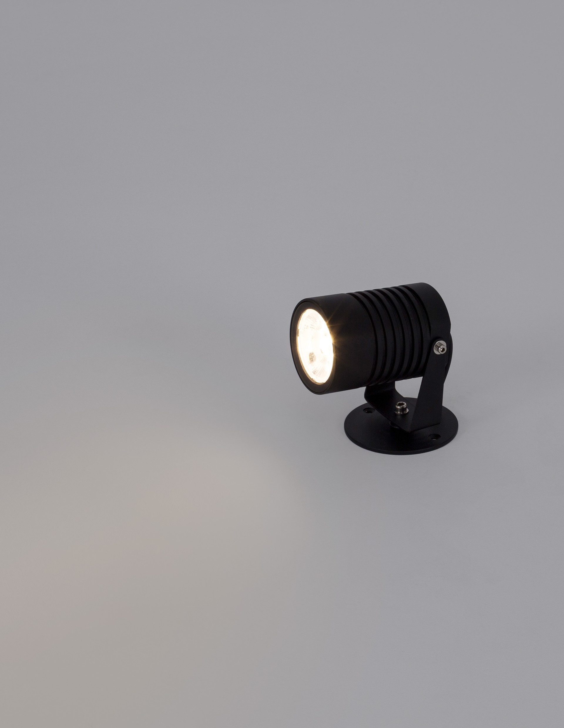 FEND | W 6.5 H 15 D 9 cm | 10 W | 3000 K | 742 lm | IP65 | Black | Aluminum