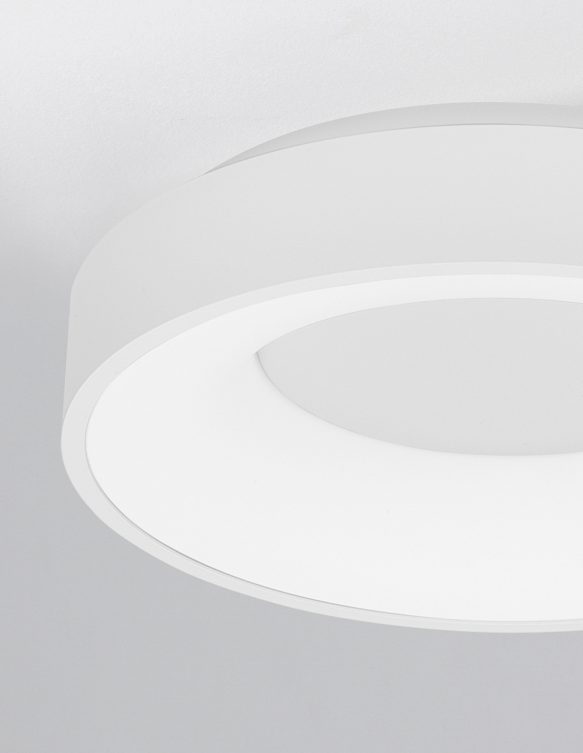 RANDO THIN | H 9 D 38 cm | 30 W | 3000 K | 1845 lm | IP20 | White | Aluminum/Acrylic
