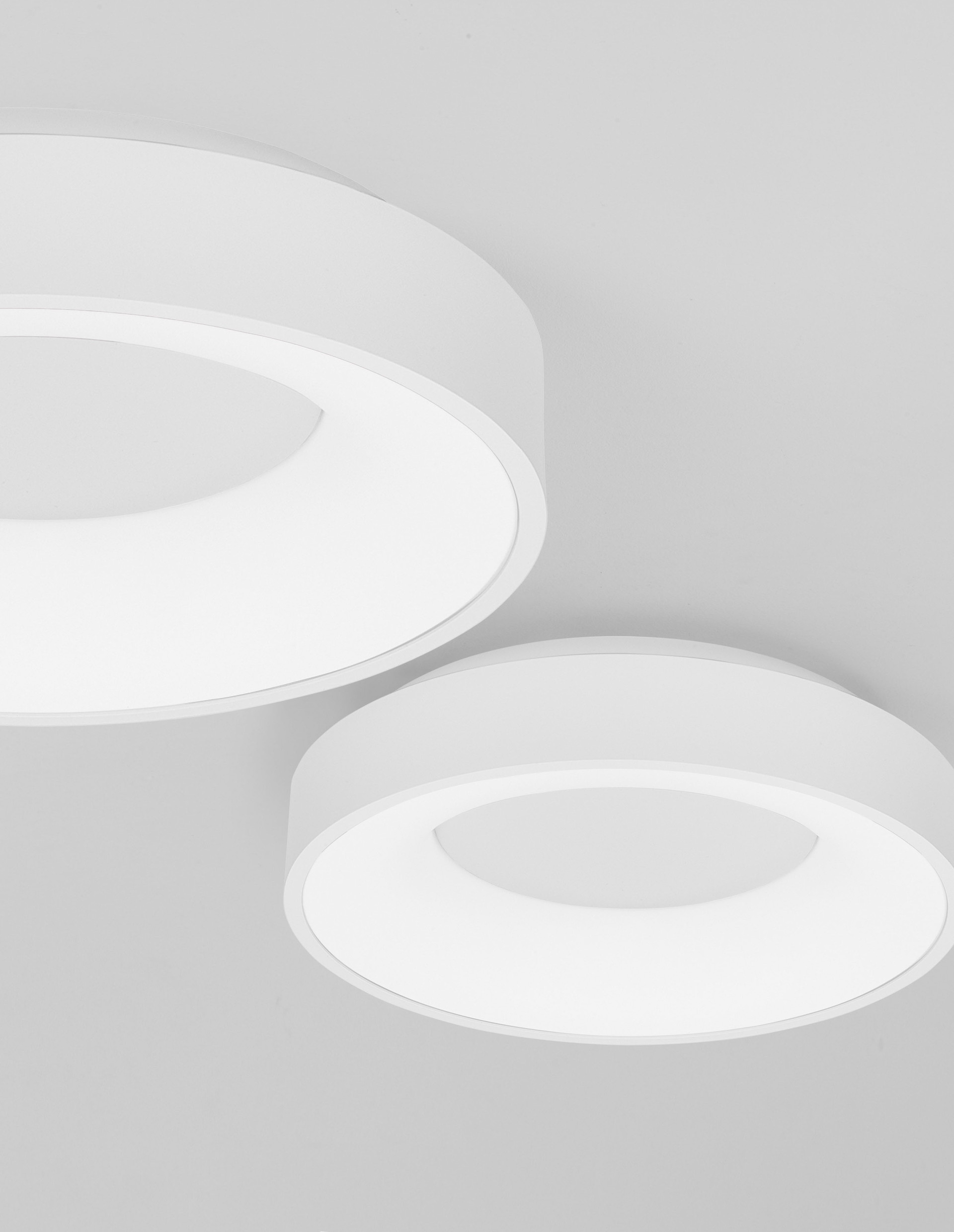 RANDO THIN | H 9 D 38 cm | 30 W | 3000 K | 1845 lm | IP20 | White | Aluminum/Acrylic