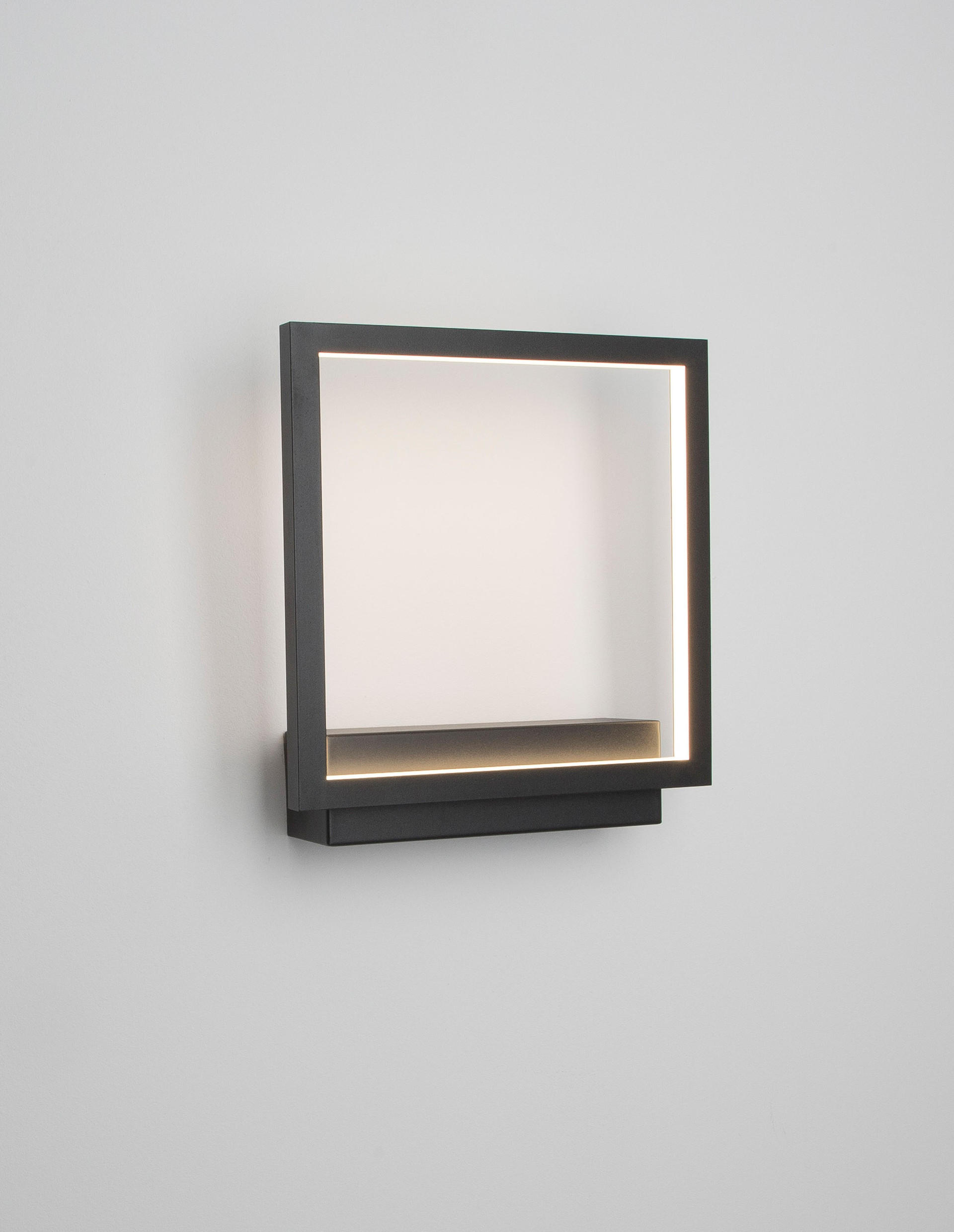 CORNICE | L 21 W 6 H 25 cm | 18 W | 3000 K | 1080 lm | IP20 | Black | Aluminum/Acrylic