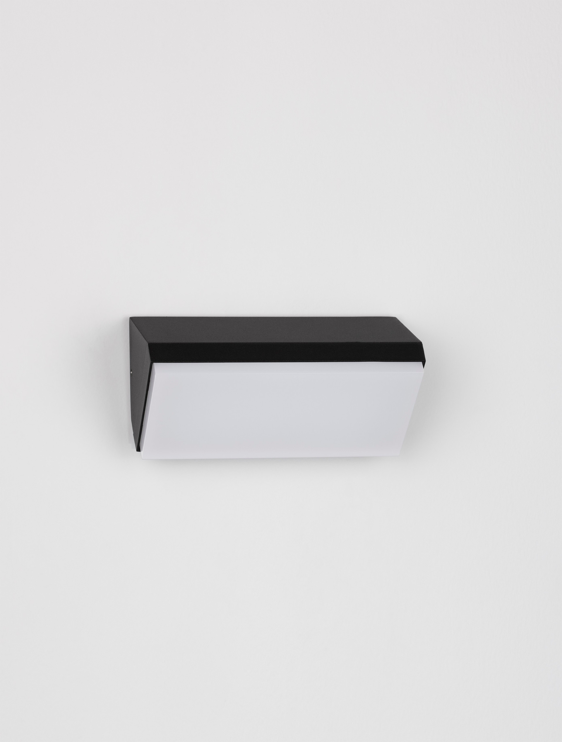 ZENON | L 18 W 7.5 H 9 cm | 10 W | 3000 K | 558 lm | IP65 | Black | Aluminum
