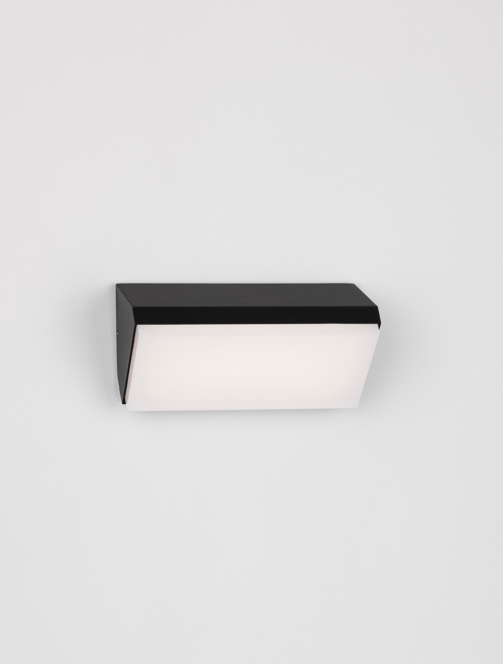 ZENON | L 18 W 7.5 H 9 cm | 10 W | 3000 K | 558 lm | IP65 | Black | Aluminum
