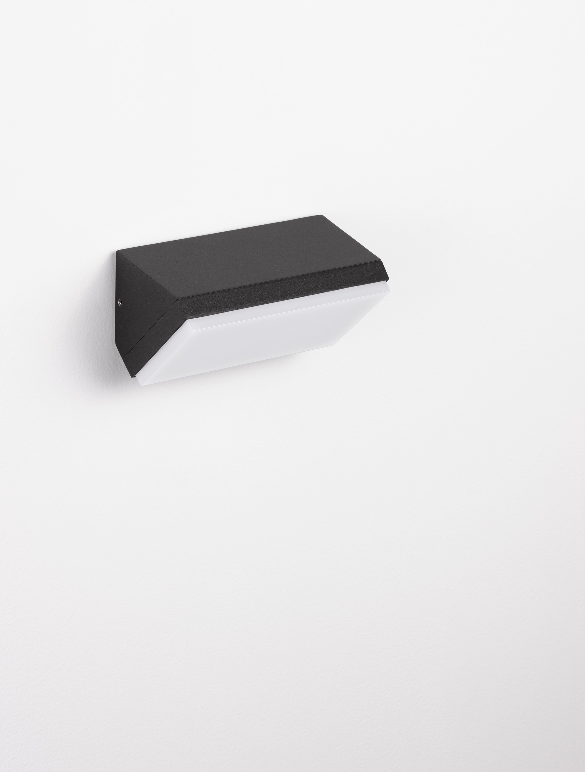 ZENON | L 18 W 7.5 H 9 cm | 10 W | 3000 K | 558 lm | IP65 | Black | Aluminum