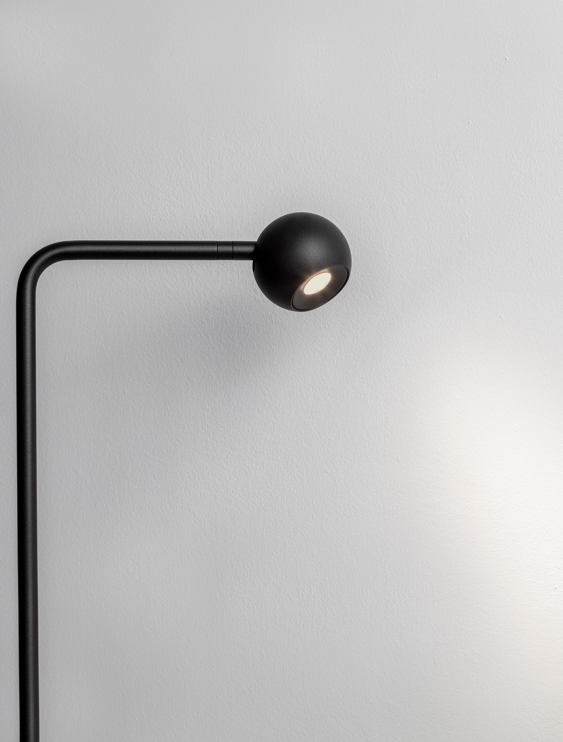 SFERA | L 26 W 21 H 126 cm | 6 W | 3000 K | 392 lm | IP20 | Black | Steel/Aluminum
