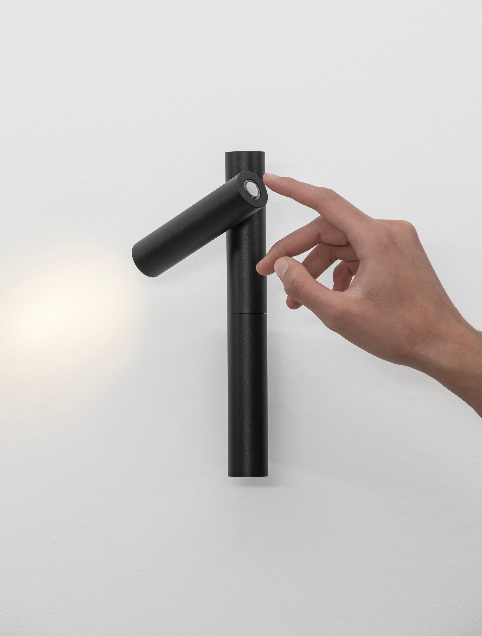 ARCO | W 14.2 H 24 D 3 cm | 4 W | 3000 K | 192 lm | IP20 | Schwarz | Aluminium