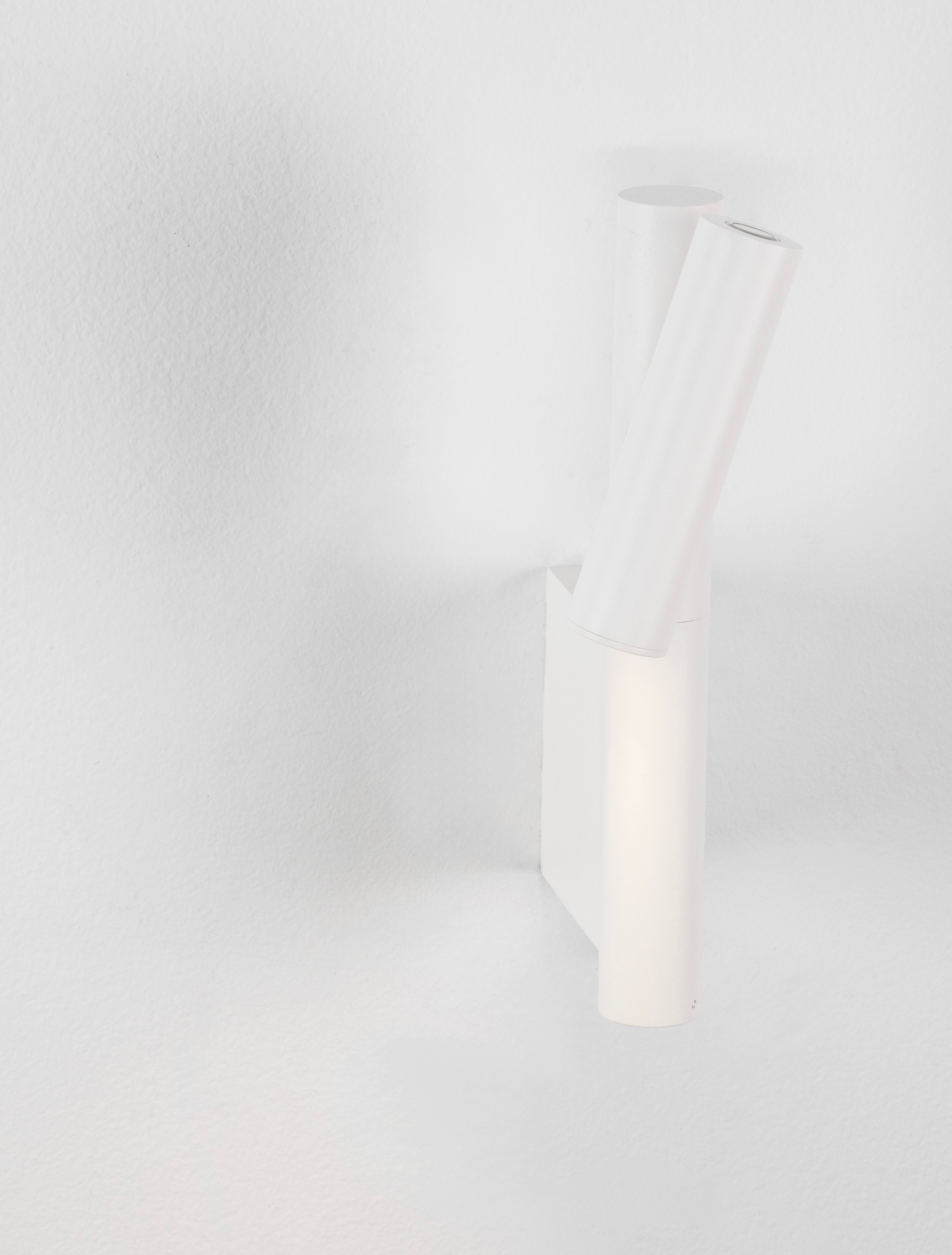 ARCO | W 14.2 H 24 D 3 cm | 4 W | 3000 K | 192 lm | IP20 | Λευκό | Αλουμίνιο