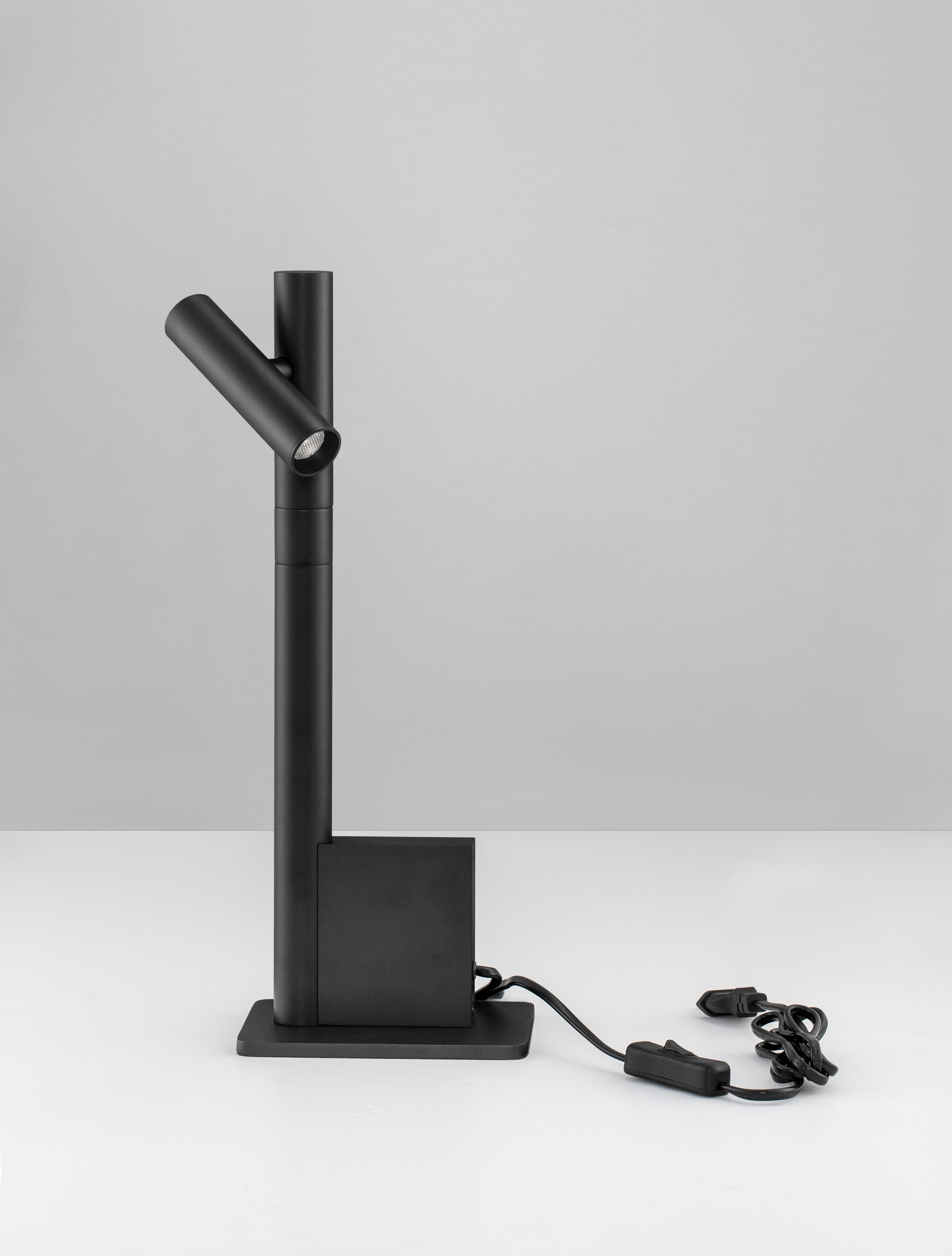 ARCO | L 15 W 12 H 39 cm | 4 W | 3000 K | 153 lm | IP20 | Nero | Alluminio