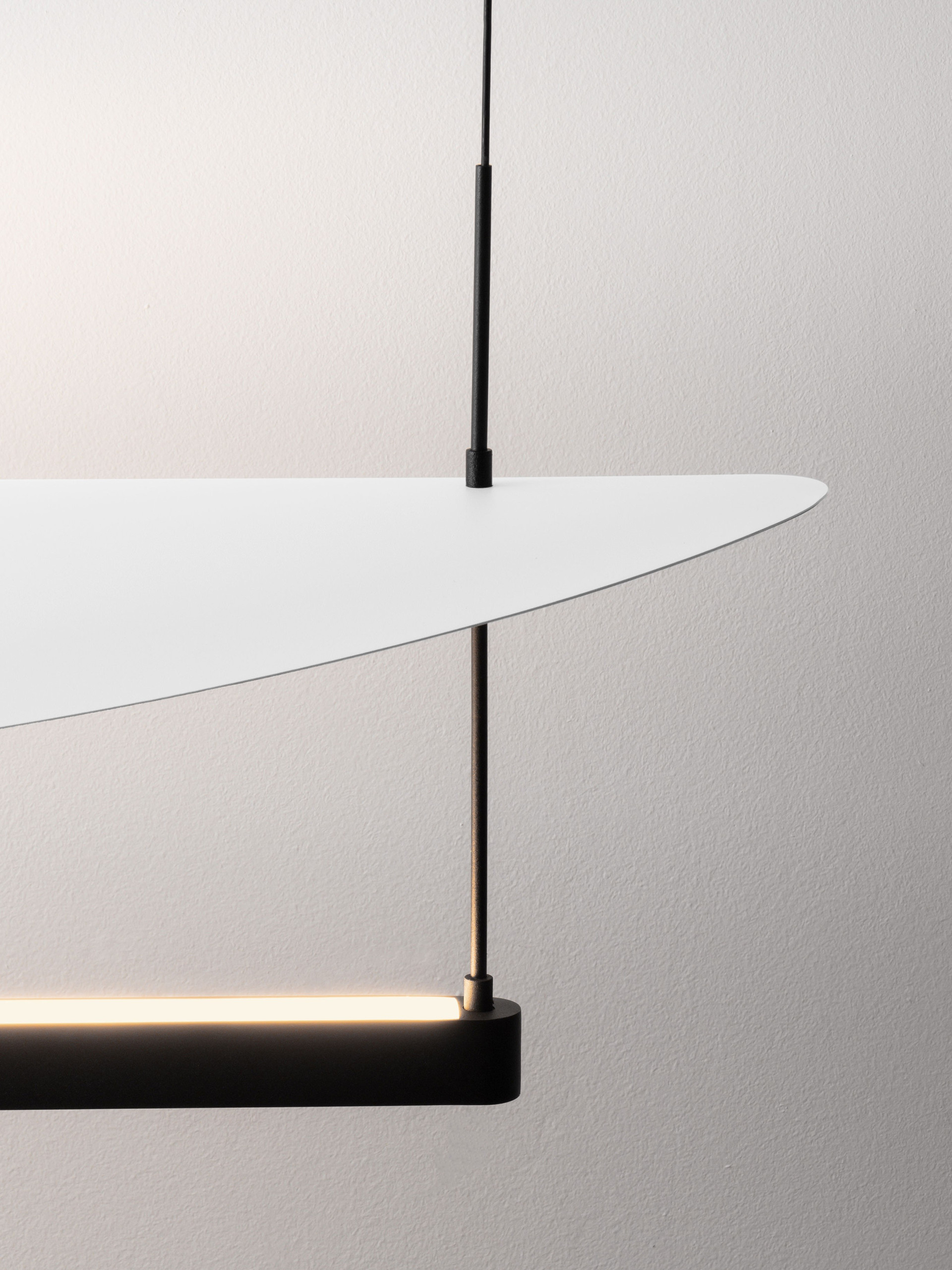 DIONA | L 120 W 30 H 160 cm | 81 W | 2700 K | 5160 lm | IP20 | Black/White | Aluminum