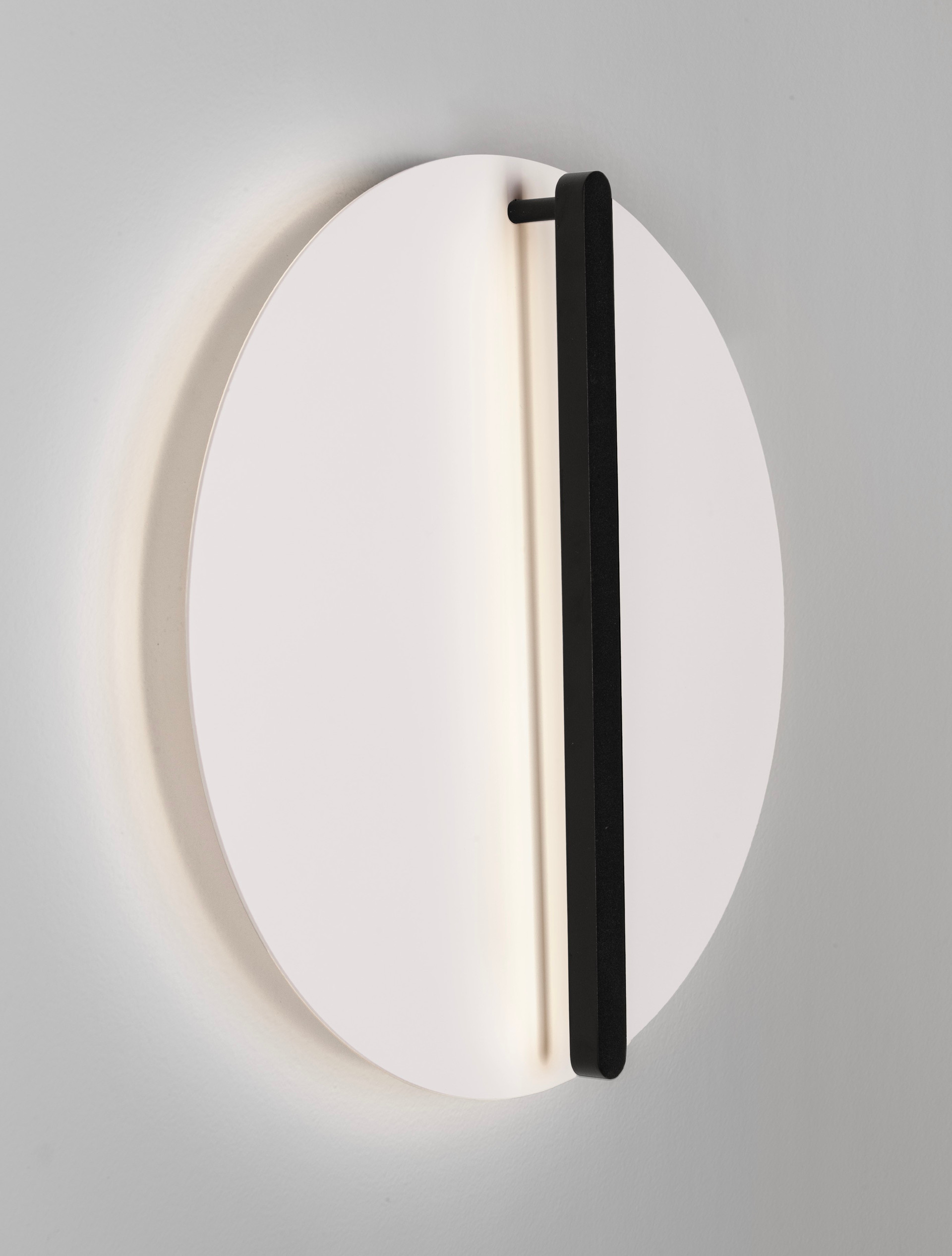 NALU | H 8.7 D 40 cm | 28 W | 2700 K | 1680 lm | IP20 | Black/White | Steel/Aluminum/Silicone