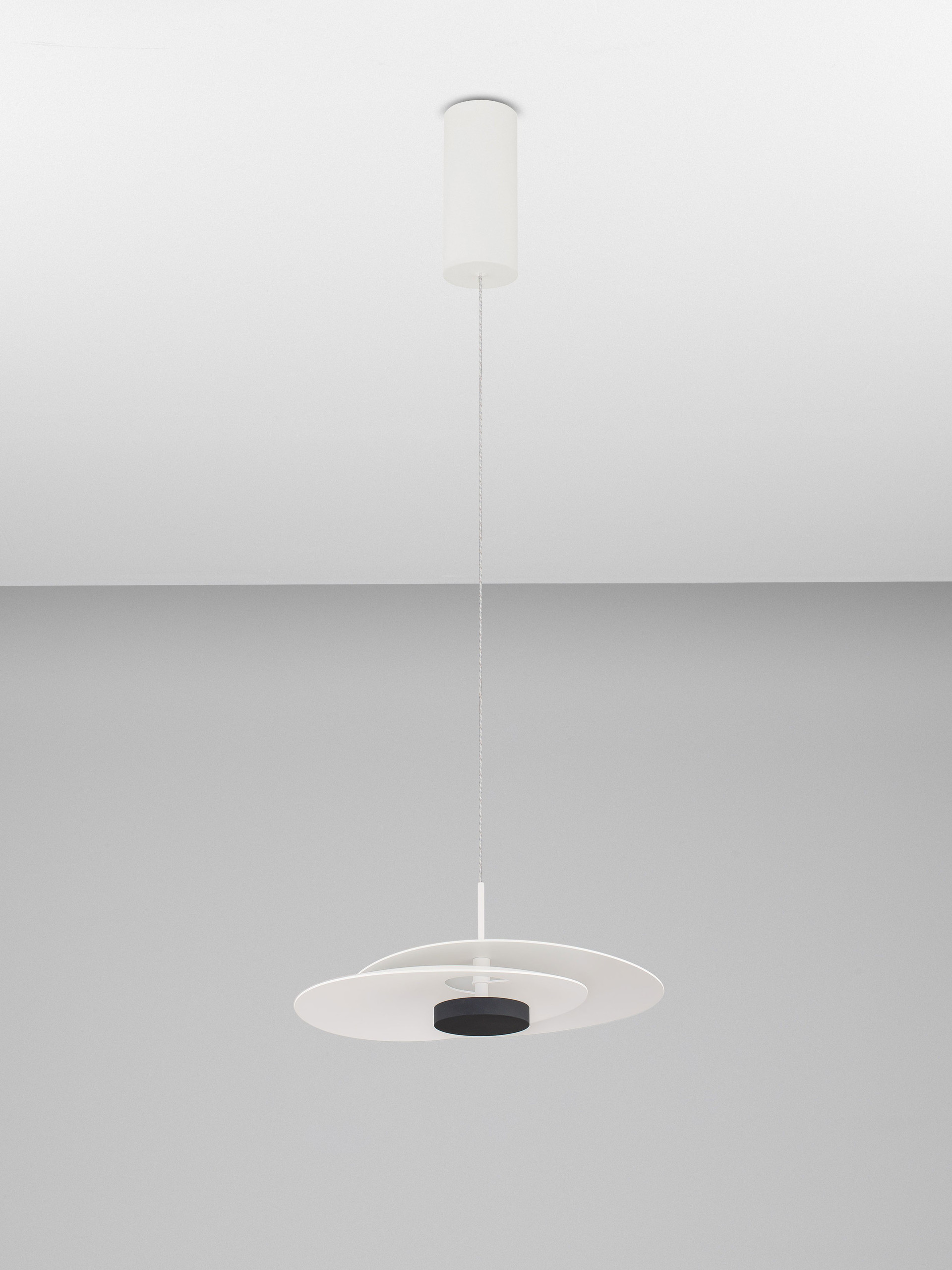 OLEA | W 32 H 190 D 35 cm | 16 W | 3000 K | 537 lm | IP20 | White | Aluminum